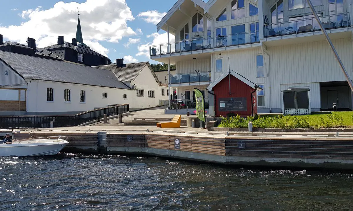 Kommunal gjestebrygge Svelvik sentrum: Oppstrøms fra Damskipskaia, Kiwi i bygningen bak.