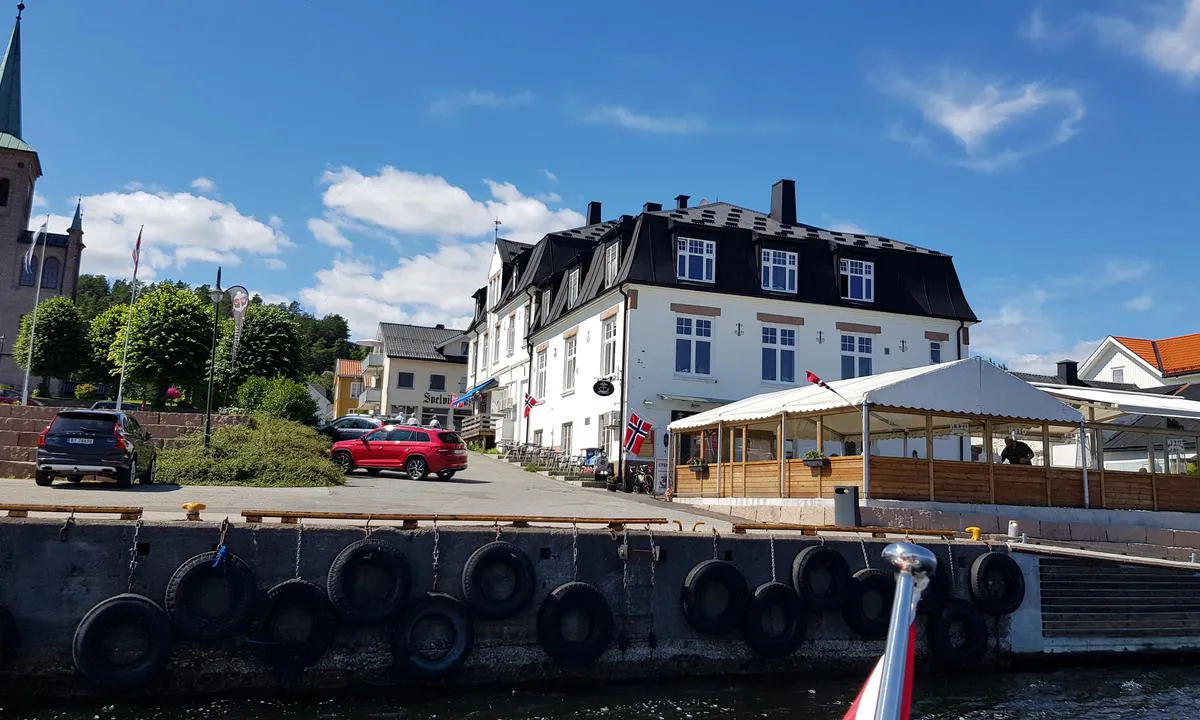 Kommunal gjestebrygge Svelvik sentrum: Dampskipskaia til babord og restaurant Dreggen til styrbord.