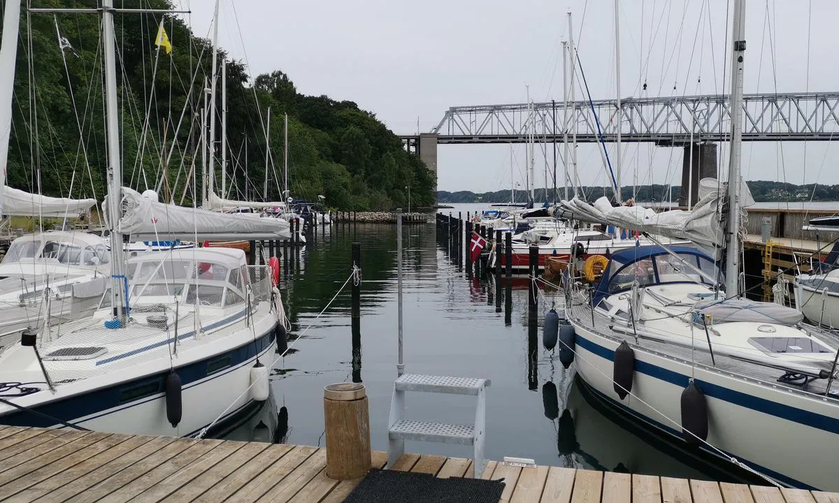 {"base": "no", "no": "Hyggelig og rolig, selv om togene dundrer over Kongebroen.", "se": "Trevligt och lugnt, \u00e4ven om t\u00e5gen dundrar \u00f6ver Kongebroen.", "en": "Pleasant and peaceful, even though trains thunder over the King's Bridge.", "da": "Hyggelig og rolig, selvom togene dundrer over Kongebroen."}