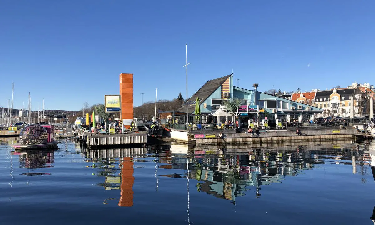 Kongen Marina i Oslo har gjestebrygge, drivstoff og café med inne og uteservering. På solfylte dager er det bra med liv og røre her.