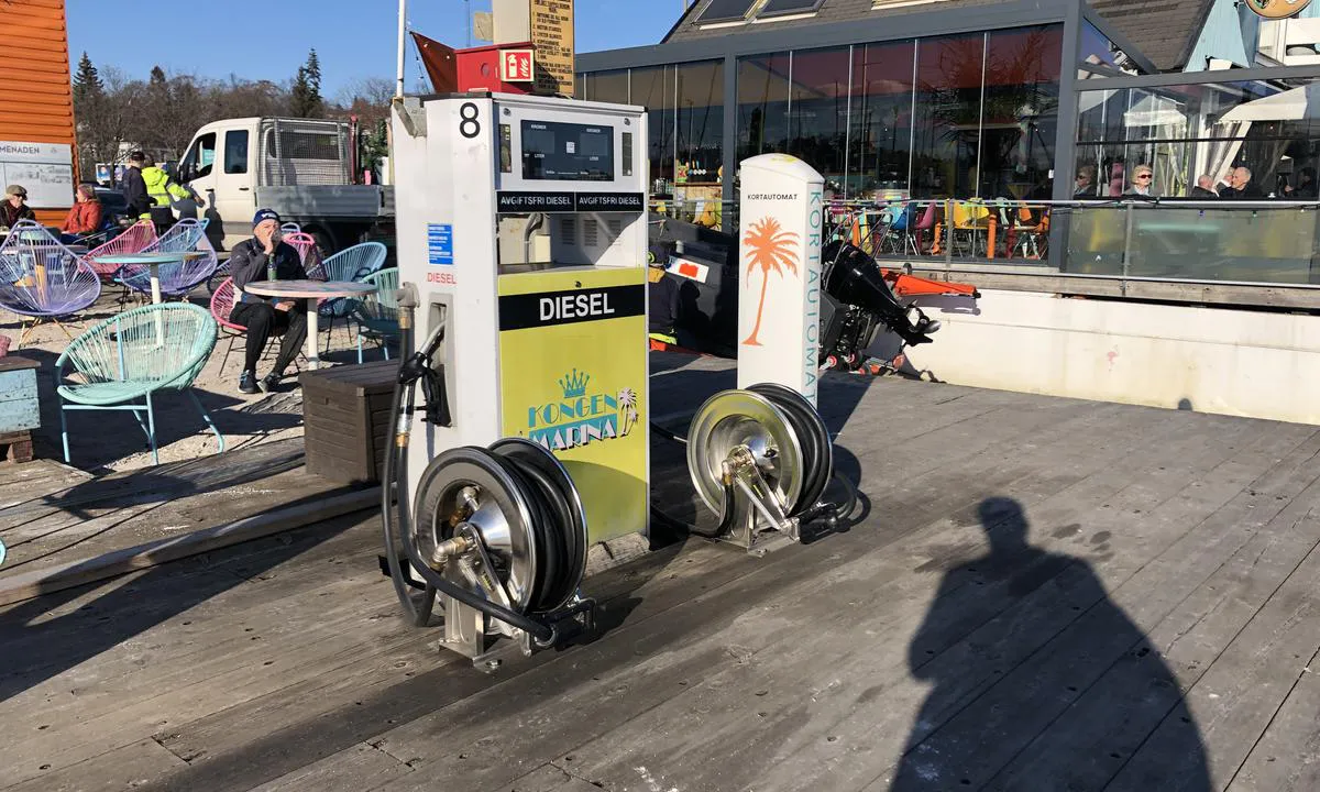 {"base": "no", "no": "Det er b\u00e5de diesel og blyfritt drivstoff p\u00e5 Kongen Marina.", "se": "Det finns b\u00e5de diesel och blyfritt br\u00e4nsle p\u00e5 Kongen Marina.", "en": "There is both diesel and unleaded fuel at Kongen Marina.", "da": "Der er b\u00e5de diesel og blyfri br\u00e6ndstof p\u00e5 Kongen Marina."}