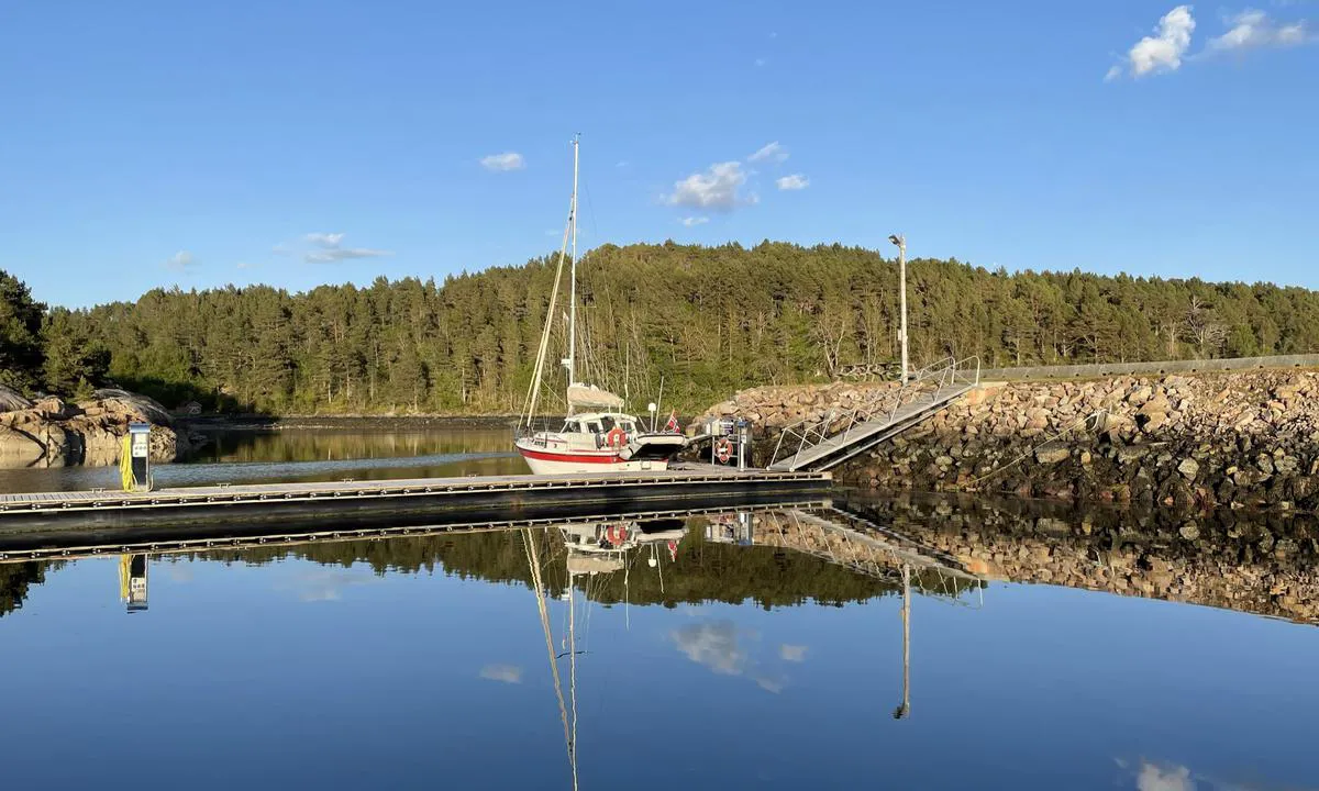 Kongensvoll Marina: {"base": "no", "no": "Gjestebrygge.", "se": "G\u00e4stbrygga.", "en": "Guest pier.", "da": "G\u00e6stebro."}