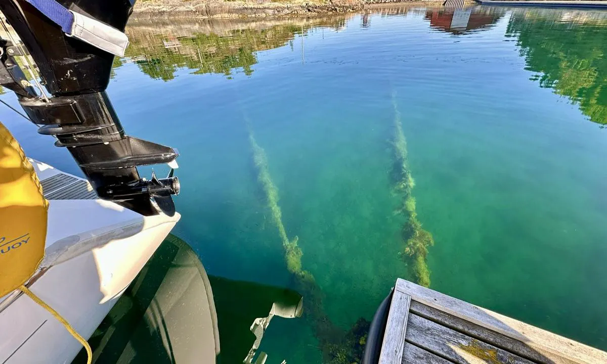 Kongensvoll Marina: {"base": "no", "no": "Brygga er fort\u00f8yd med tau og ikke kjetting p\u00e5 enden av brygga. V\u00e6r forsiktig n\u00e5r du legger til brygga med seilb\u00e5t.", "se": "Bryggan \u00e4r f\u00f6rt\u00f6jd med rep och inte kedja p\u00e5 \u00e4nden av bryggan. Var f\u00f6rsiktig n\u00e4r du l\u00e4gger till vid bryggan med segelb\u00e5t.", "en": "The dock is moored with ropes and not chains at the end of the dock. Be careful when docking the sailboat at the dock.", "da": "Bryggen er fort\u00f8jet med tovv\u00e6rk og ikke k\u00e6de p\u00e5 enden af bryggen. V\u00e6r forsigtig n\u00e5r du l\u00e6gger til bryggen med sejlb\u00e5d."}