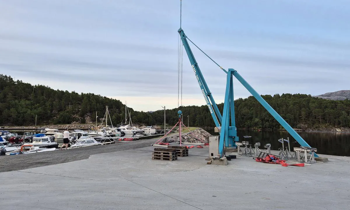 Kongensvoll Marina: {"base": "no", "no": "Stor steinmolo som beskytter havna", "se": "Stor stenpir som skyddar hamnen", "en": "Large stone breakwater that protects the harbor", "da": "Stor stenmole som beskytter havnen"}