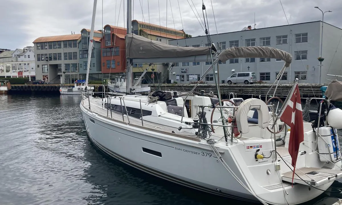 Kopervik Gjestehavn: {"base": "da", "no": "Hyggelig n\u00e6rt p\u00e5 sentrum", "se": "Trevlig atmosf\u00e4r n\u00e4ra centrum", "en": "Cozy and close to the center", "da": "Hyggelig avnt\u00e6t p\u00e5 centrum"}