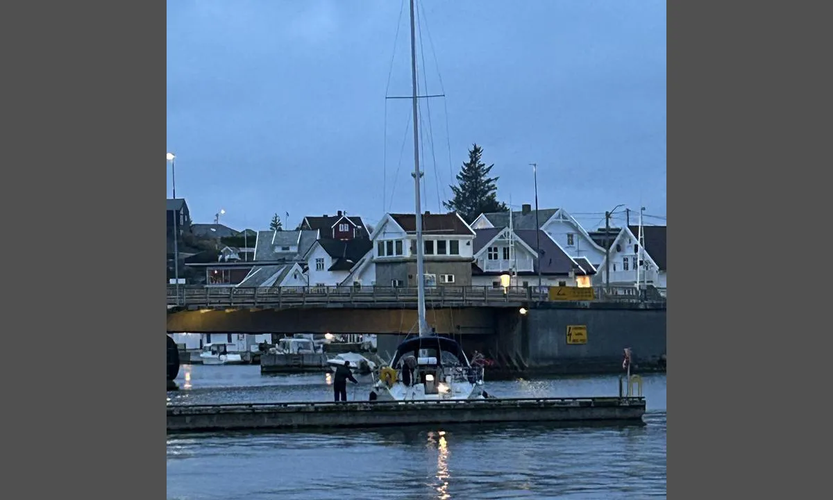 {"base": "no", "no": "Her ligger vi godt i Kopervik gjestehavn.", "se": "H\u00e4r ligger vi bra i Kopervik g\u00e4sthamn.", "en": "Here we lie well in Kopervik guest harbor.", "da": "Her ligger vi godt i Kopervik g\u00e6stehavn.", "fr": "Nous sommes bien amarr\u00e9s au port de plaisance de Kopervik.", "de": "Hier liegen wir gut im G\u00e4stehafen von Kopervik.", "es": "Aqu\u00ed estamos bien en el puerto deportivo de Kopervik.", "it": "Qui stiamo bene nel porto turistico di Kopervik.", "pt": "Aqui estamos bem ancorados na marina de Kopervik.", "nl": "Hier liggen wij goed in de gastenhaven van Kopervik.", "pl": "Tu jeste\u015bmy dobrze zacumowani w porcie go\u015bcinnym w Kopervik.", "uk": "\u041c\u0438 \u0434\u043e\u0431\u0440\u0435 \u0440\u043e\u0437\u0442\u0430\u0448\u043e\u0432\u0430\u043d\u0456 \u0432 \u0433\u043e\u0441\u0442\u044c\u043e\u0432\u0456\u0439 \u0433\u0430\u0432\u0430\u043d\u0456 \u041a\u043e\u043f\u0435\u0440\u0432\u0456\u043a.", "ro": "Aici suntem bine \u00een portul pentru vizitatori din Kopervik.", "tr": "Burada Kopervik konuk liman\u0131nda iyi demir att\u0131k.", "el": "\u0395\u03b4\u03ce \u03b5\u03af\u03bc\u03b1\u03c3\u03c4\u03b5 \u03ba\u03b1\u03bb\u03ac \u03c3\u03c4\u03bf \u03bb\u03b9\u03bc\u03ac\u03bd\u03b9 \u03b5\u03c0\u03b9\u03c3\u03ba\u03b5\u03c0\u03c4\u03ce\u03bd \u03c4\u03bf\u03c5 Kopervik.", "cs": "Zde dob\u0159e kotv\u00edme v p\u0159\u00edstavu pro hosty Kopervik.", "hu": "J\u00f3l horgonyzunk itt a Kopervik vend\u00e9gkik\u00f6t\u0151ben.", "fi": "T\u00e4ss\u00e4 on hyv\u00e4 paikka meille Kopervikin vierasvenesatamassa.", "bg": "\u0422\u0443\u043a \u0441\u043c\u0435 \u0434\u043e\u0431\u0440\u0435 \u0432 \u0433\u043e\u0441\u0442\u043e\u043f\u0440\u0438\u0435\u043c\u043d\u043e\u0442\u043e \u043f\u0440\u0438\u0441\u0442\u0430\u043d\u0438\u0449\u0435 \u041a\u043e\u043f\u0435\u0440\u0432\u0438\u043a.", "sr": "Ovdje smo dobro usidreni u marini za goste Kopervik.", "et": "Siin asume kenasti Koperviki k\u00fclalissadamas.", "lv": "\u0160eit m\u0113s labi st\u0101vam Kopervikas viesu ost\u0101.", "lt": "Mes gerai \u012fsik\u016br\u0117me Kopervik sve\u010di\u0173 uoste."}