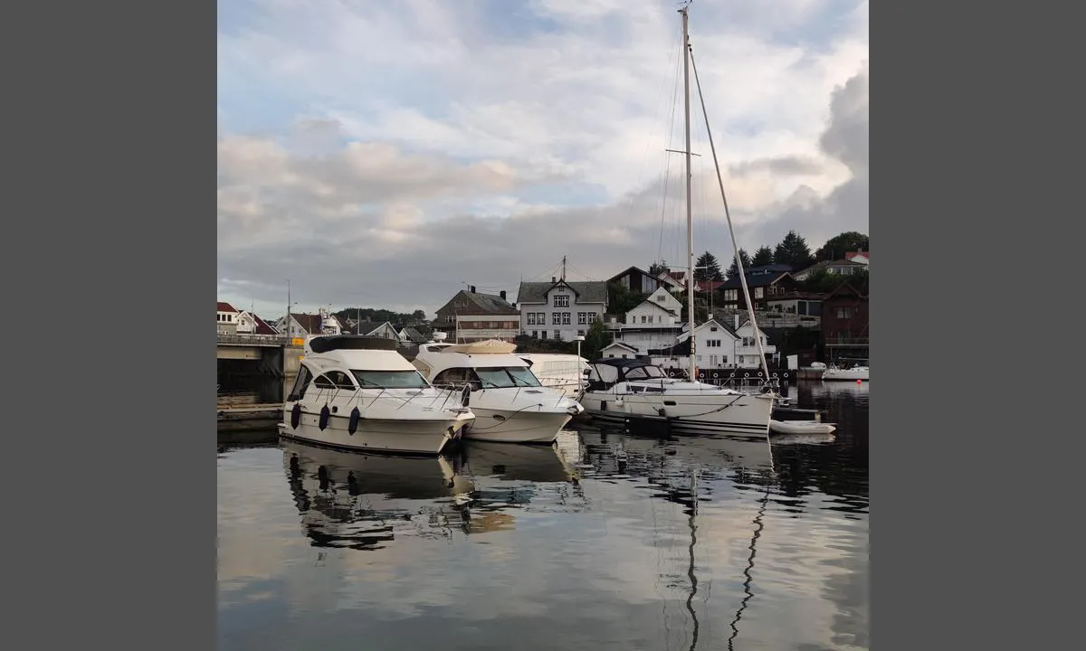 Kopervik Gjestehavn: {"base": "no", "no": "Fort\u00f8yning langs brygge eller ved utriggere.", "se": "F\u00f6rt\u00f6jning l\u00e4ngs brygga eller vid utliggare.", "en": "Mooring alongside the dock or at the outriggers.", "da": "Fort\u00f8jning langs kaj eller ved udriggere."}