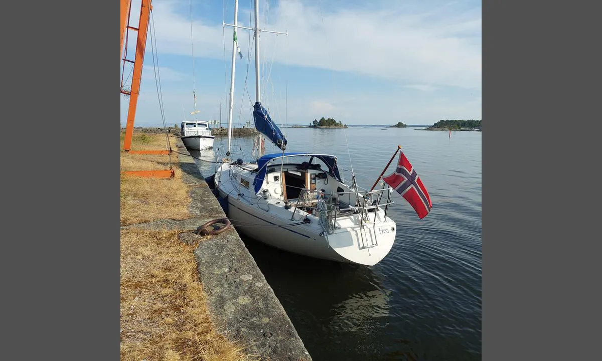 Köpmannehamn: Dette er startpunktet for Dalslands kanal, så det kan være litt svell fra passerende båter. Veldig fin skærgård rett utenfor brygga som er en gammel omlastningskai i sten. 1,20 høg kanske