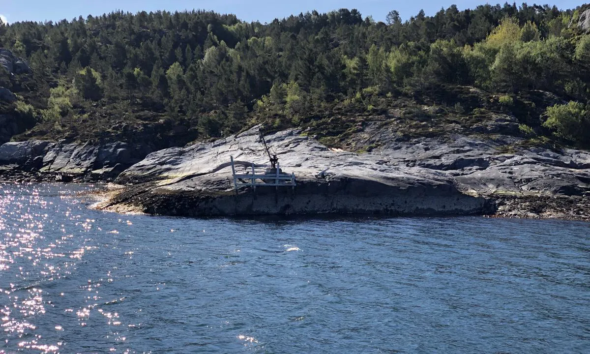 Kopparholmen: {"base": "no", "no": "P\u00e5 landsiden er det rester av en gammel kai med heisekran. Jeg har ikke sjekket dybden, men det betyr at du antakelig kan legge deg mot land her.", "se": "P\u00e5 landsidan finns rester av en gammal kaj med kran. Jag har inte kollat djupet, men det betyder att du antagligen kan f\u00f6rt\u00f6ja vid land h\u00e4r.", "en": "On the shore side, there are remnants of an old quay with a crane. I haven't checked the depth, but it means you can probably moor here.", "da": "P\u00e5 landsiden er der rester af en gammel kaj med hejsekran. Jeg har ikke tjekket dybden, men det betyder, at du sandsynligvis kan l\u00e6gge dig mod land her."}