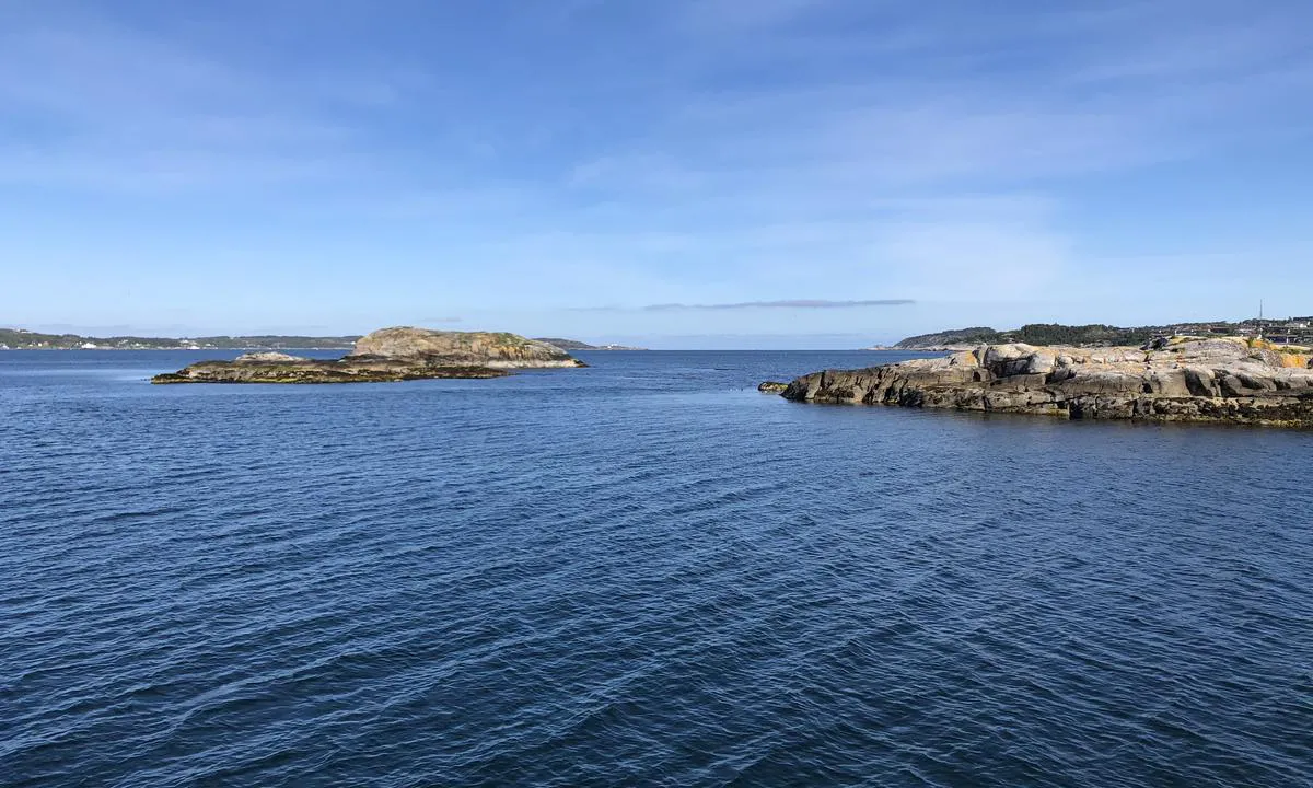 Kopparholmen: {"base": "no", "no": "Innafor Kpparholman har du nydelig utsikt ut i storhavet.", "se": "Innanf\u00f6r Kpparholmen har du en underbar utsikt \u00f6ver \u00f6ppna havet.", "en": "Inside Kpparholman you have a beautiful view out to the open sea.", "da": "Inden for Kpparholman har du en fantastisk udsigt ud over storhavet."}