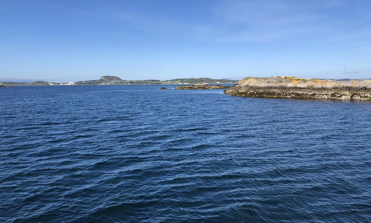 Kopparholmen: {"base": "no", "no": "Utsikt vestover mot Aver\u00f8ya.", "se": "Utsikt v\u00e4sterut mot Aver\u00f8ya.", "en": "View westward towards Aver\u00f8ya.", "da": "Udsigt vestover mod Aver\u00f8ya."}