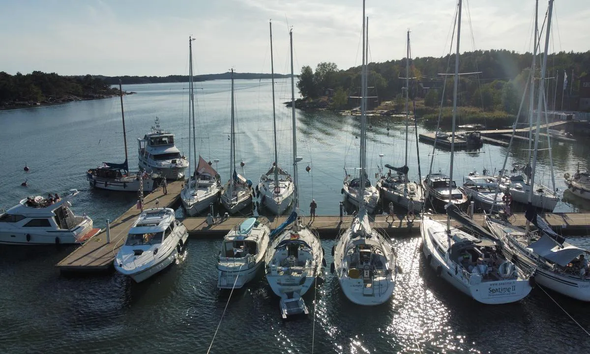 Korpoström Marina: {"base": "fi", "no": "Korpostr\u00f6m Marina", "se": "Korpostr\u00f6m Marina", "en": "Korpostr\u00f6m Marina", "da": "Korpostr\u00f6m Marina", "fr": "Marina de Korpostr\u00f6m", "de": "Korpostr\u00f6m Marina", "es": "Marina de Korpostr\u00f6m", "it": "Marina di Korpostr\u00f6m", "pt": "Marina Korpostr\u00f6m", "nl": "Korpostr\u00f6m Marina", "pl": "Marina Korpostr\u00f6m", "uk": "\u041c\u0430\u0440\u0438\u043d\u0430 \u041a\u043e\u0440\u043f\u043e\u0441\u0442\u0440\u044c\u043e\u043c", "ro": "Marina Korpostr\u00f6m", "tr": "Korpostr\u00f6m Marina", "el": "\u039c\u03b1\u03c1\u03af\u03bd\u03b1 \u039a\u03bf\u03c1\u03c0\u03bf\u03c3\u03c4\u03c1\u03cc\u03bc", "cs": "Korpostr\u00f6m marina", "hu": "Korpostr\u00f6mi Kik\u00f6t\u0151", "fi": "Korpostr\u00f6m Marina", "bg": "\u041c\u0430\u0440\u0438\u043d\u0430 \u041a\u043e\u0440\u043f\u043e\u0441\u0442\u0440\u044c\u043e\u043c", "sr": "\u041b\u0443\u043a\u0430 \u041a\u043e\u0440\u043f\u043e\u0441\u0442\u0440\u044c\u043e\u043c", "et": "Korpostr\u00f6mi sadam", "lv": "Korpostr\u00f6m Marina", "lt": "Korpostr\u00f6m Marina"}