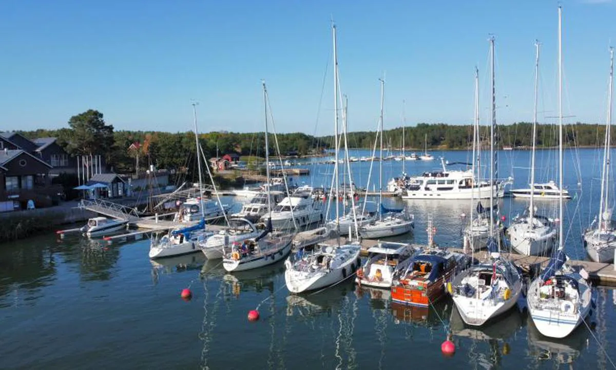 Korpoström Marina: {"base": "fi", "no": "Korpostr\u00f6m Marina", "se": "Korpostr\u00f6m Marina", "en": "Korpostr\u00f6m Marina", "da": "Korpostr\u00f6m Marina", "fr": "Marina de Korpostr\u00f6m", "de": "Korpostr\u00f6m Marina", "es": "Marina de Korpostr\u00f6m", "it": "Marina di Korpostr\u00f6m", "pt": "Marina de Korpostr\u00f6m", "nl": "Korpostr\u00f6m Marina", "pl": "Marina Korpostr\u00f6m", "uk": "\u041c\u0430\u0440\u0438\u043d\u0430 \u041a\u043e\u0440\u043f\u043e\u0441\u0442\u0440\u044c\u043e\u043c", "ro": "Marina Korpostr\u00f6m", "tr": "Korpostr\u00f6m Marina", "el": "\u039c\u03b1\u03c1\u03af\u03bd\u03b1 \u039a\u03cc\u03c1\u03c0\u03bf\u03c3\u03c4\u03c1\u03b5\u03bc", "cs": "P\u0159\u00edstav Korpostr\u00f6m", "hu": "Korpostr\u00f6m Marina", "fi": "Korpostr\u00f6m Marina", "bg": "\u041f\u0440\u0438\u0441\u0442\u0430\u043d\u0438\u0449\u0435 \u041a\u043e\u0440\u043f\u043e\u0441\u0442\u0440\u044c\u043e\u043c", "sr": "\u041c\u0430\u0440\u0438\u043d\u0430 \u041a\u043e\u0440\u043f\u043e\u0441\u0442\u0440\u0451\u043c", "et": "Korpostr\u00f6mi jahisadam", "lv": "Korpostr\u00f6m\u00a0jahtu osta", "lt": "Korpostr\u00f6mo Marina"}