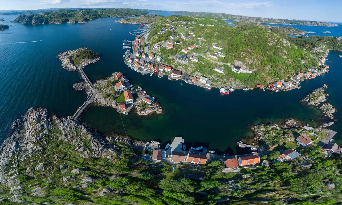 {"base": "no", "no": "Korshamn, med alle gjestebrygger, butikk, pub og Rorbuer", "se": "Korshamn, med alla g\u00e4stbryggor, butik, pub och Rorbuer", "en": "Korshamn, with all guest piers, shop, pub, and fishing cabins", "da": "Korshamn, med alle g\u00e6stebroer, butik, pub og Rorbuer"}