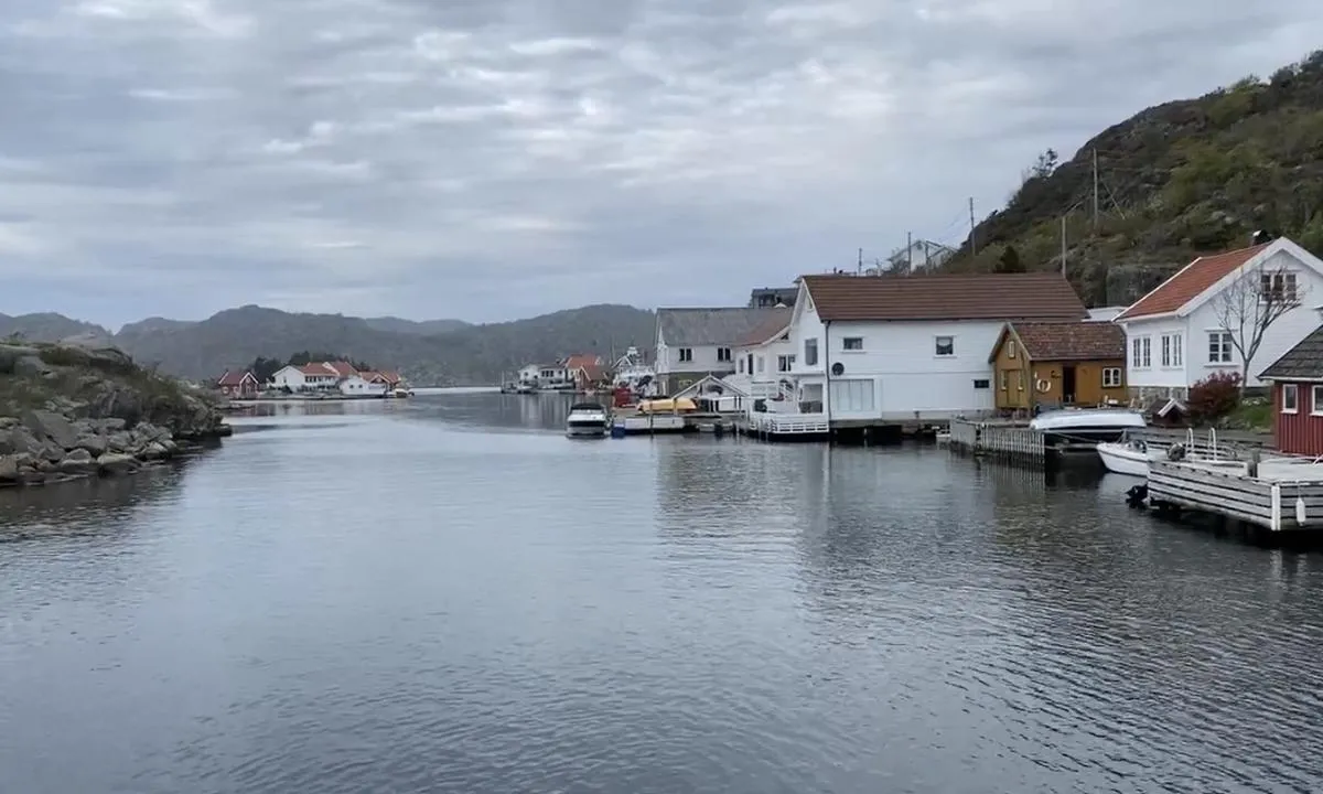 Korshamn: {"base": "no", "no": "Innseiling fra s\u00f8r. \r\nNoe smal innseiling, men helt uproblematisk. Vi var innom mef 50 fots seilb\u00e5t dom stikker 2,5 m og det var godt med vann under kj\u00f8len.", "se": "Insegling fr\u00e5n s\u00f6der.<br>Noe smal insegling, men helt oproblematiskt. Vi var inom med 50 fots segelb\u00e5t som sticker 2,5 m och det var gott om vatten under k\u00f6len.", "en": "Approaching from the south.<br>A somewhat narrow entrance, but completely unproblematic. We entered with a 50-foot sailboat with a draft of 2.5 m, and there was plenty of water under the keel.", "da": "Indsejling fra syd. Noget smal indsejling, men helt uproblematisk. Vi var inde med en 50 fods sejlb\u00e5d som stikker 2,5 m og der var godt med vand under k\u00f8len."}