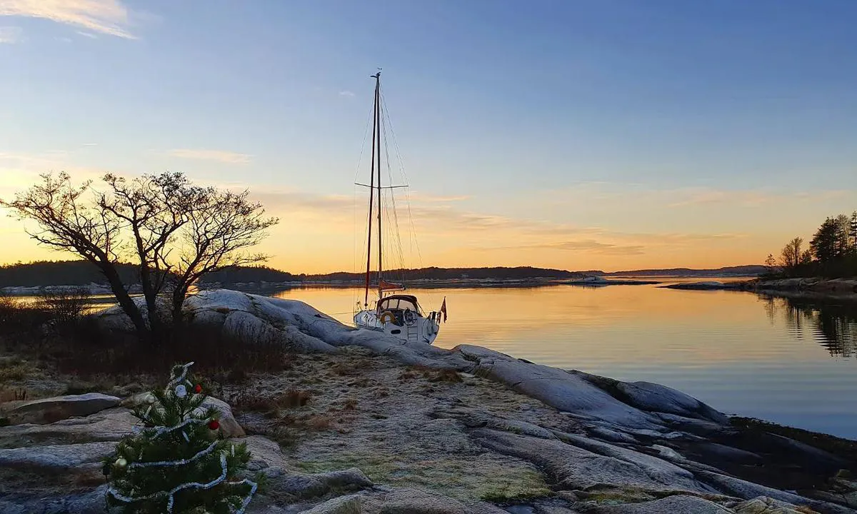 Korsholmen: {"base": "en", "no": "Desember 2021 langsides", "se": "December 2021 l\u00e5ngsides", "en": "Desember 2021 longside", "da": "December 2021 langskibs"}