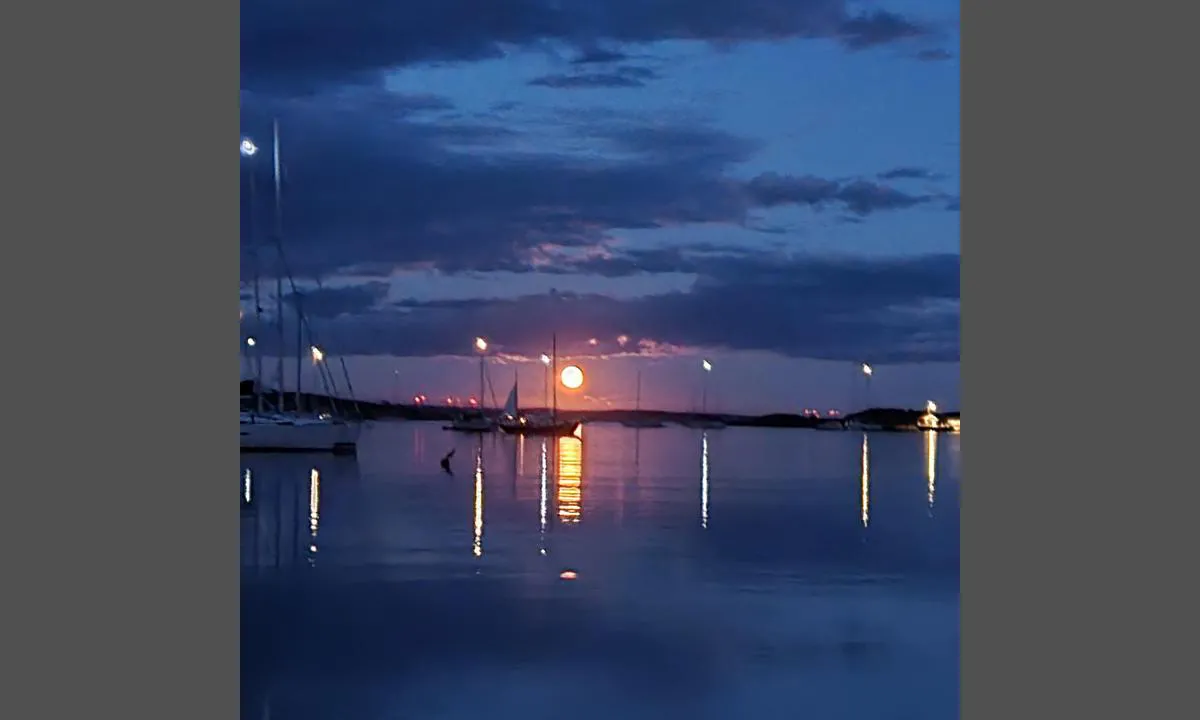Kosterhamnen - Kilesand: {"base": "no", "no": "Stemningsbilde tatt fra land.", "se": "St\u00e4mningsbild tagen fr\u00e5n land.", "en": "Atmospheric view taken from land.", "da": "Stemningsbillede taget fra land."}