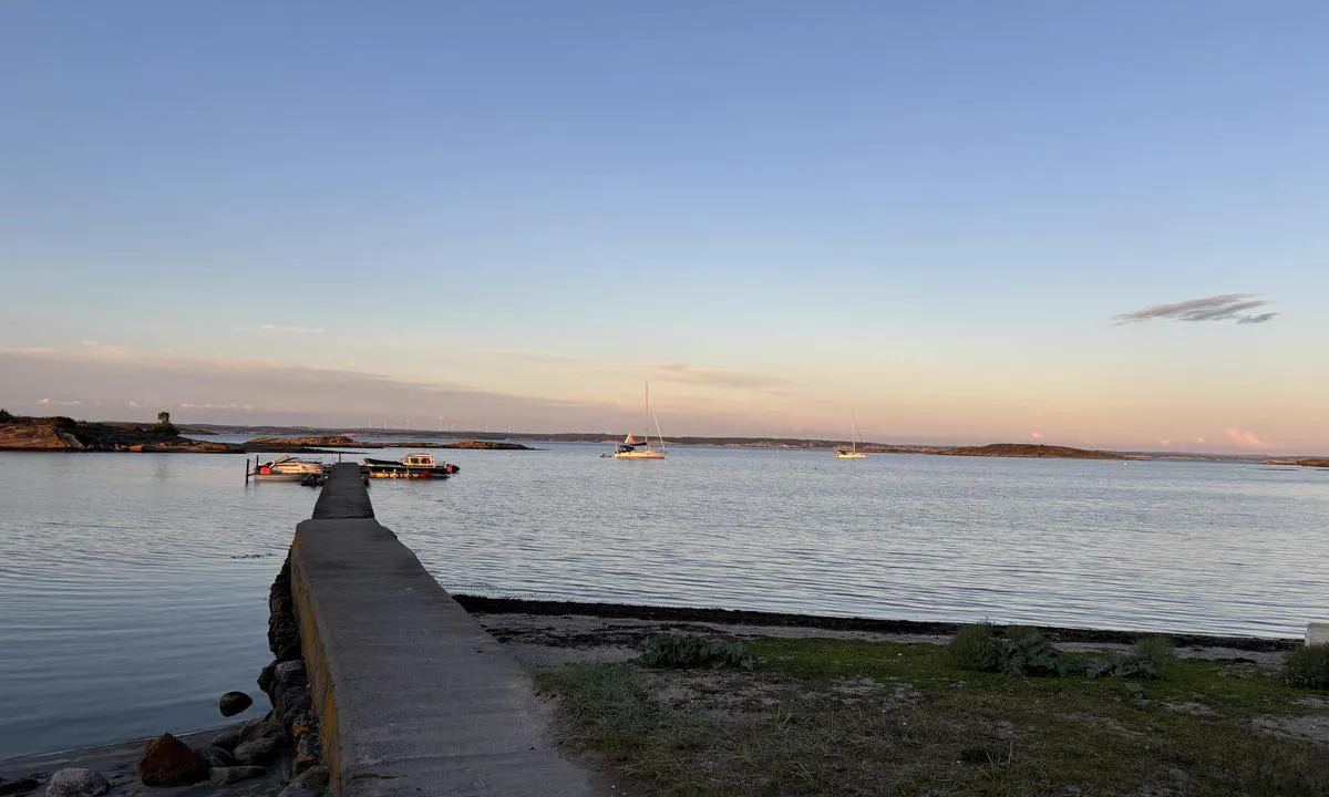 Kosterhamnen - Kilesand: {"base": "no", "no": "Utsikt fra land", "se": "Utsikt fr\u00e5n land", "en": "View from the shore", "da": "Udsigt fra land"}