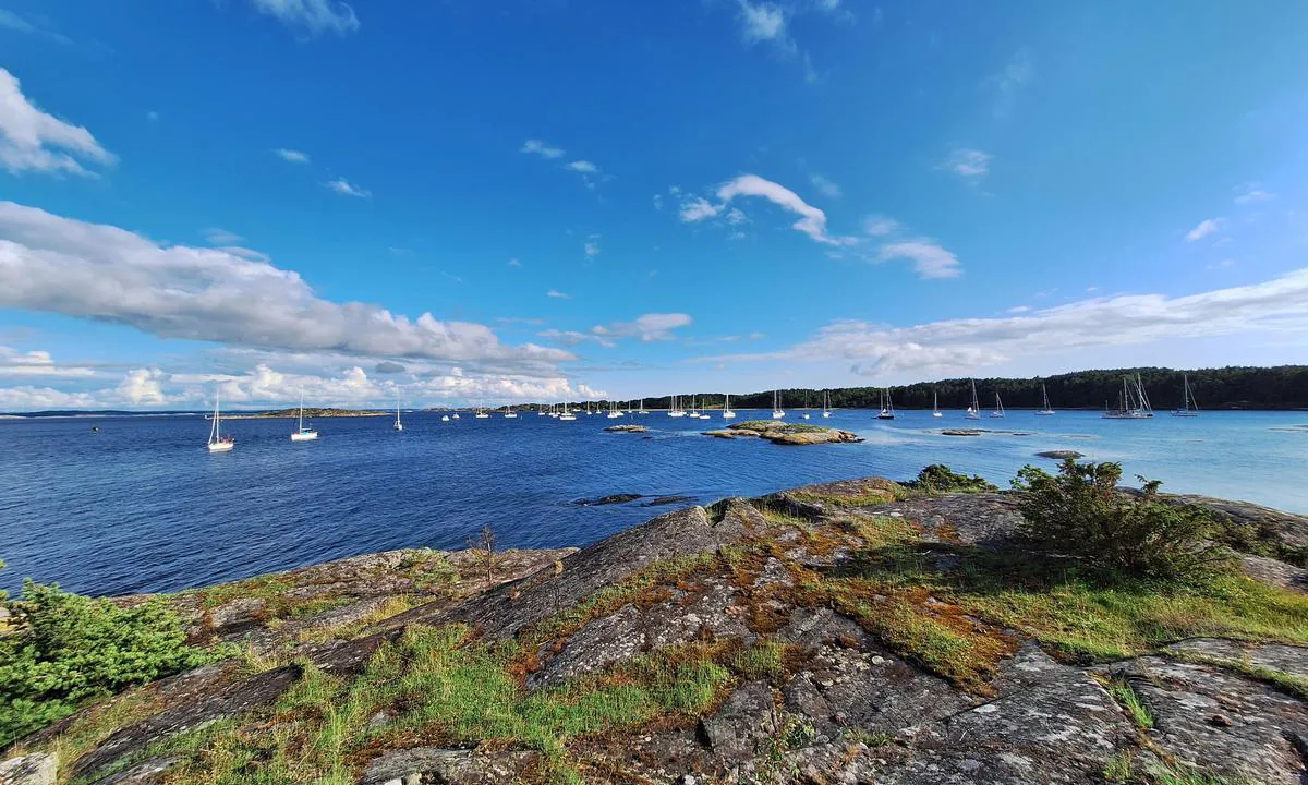 Kosterhamnen - Kilesand: {"base": "no", "no": "Det g\u00e5r an \u00e5 ligge p\u00e5 \u00f8stsiden av r\u00f8rledningen ogs\u00e5.", "se": "Det g\u00e5r att ligga p\u00e5 \u00f6stsidan av r\u00f6rledningen ocks\u00e5.", "en": "It is possible to moor on the eastern side of the pipeline as well.", "da": "Man kan ogs\u00e5 ligge p\u00e5 \u00f8stsiden af r\u00f8rledningen."}