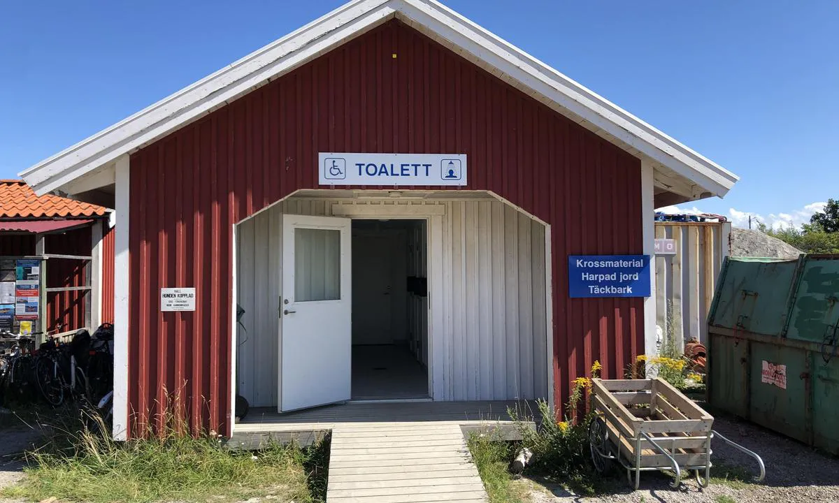 Kostersundet - Långegärde brygga: {"base": "en", "no": "Du trenger 10kr (norsk eller svensk) for \u00e5 bruke toalettene og dusjene", "se": "Du beh\u00f6ver 10 kr (norska eller svenska) f\u00f6r att anv\u00e4nda toaletterna och duscharna.", "en": "You net 10kr (Norwegian or Swedish) to use the toilets and showers", "da": "Du skal bruge 10kr (norske eller svenske) for at benytte toiletter og brusebade"}