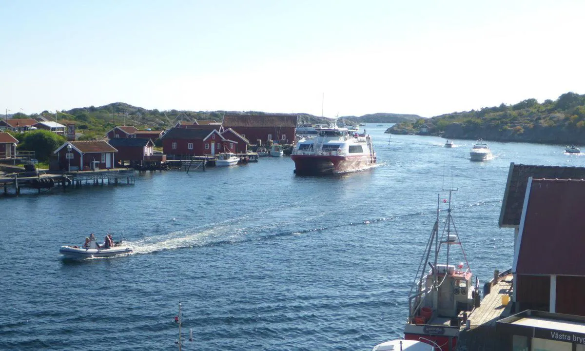 Kostersundet - Långegärde brygga: {"base": "no", "no": "Bilde tatt fra Nord-Koster, i retning s\u00f8r-vest mot L\u00e5ngeg\u00e4rde", "se": "Bild tagen fr\u00e5n Nord-Koster, i riktning syd-v\u00e4st mot L\u00e5ngeg\u00e4rde", "en": "Photo taken from Nord-Koster, in the southwest direction towards L\u00e5ngeg\u00e4rde", "da": "Billede taget fra Nord-Koster, i retning syd-vest mod L\u00e5ngeg\u00e4rde"}