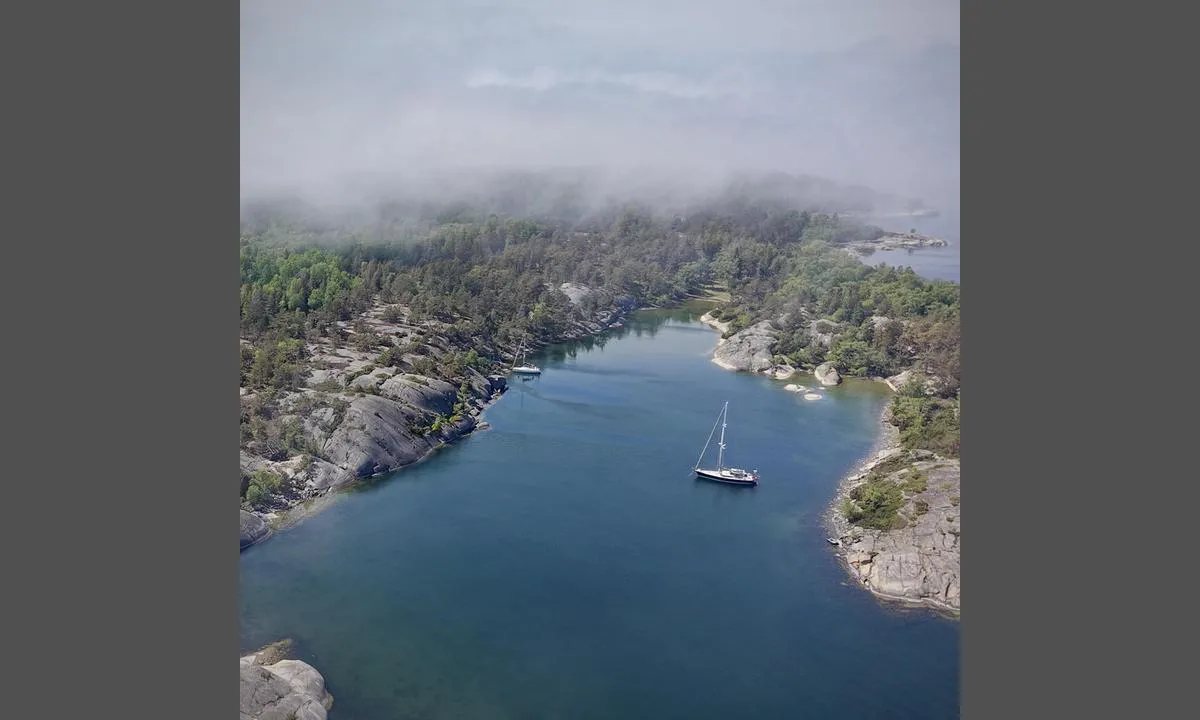 {"base": "se", "no": "Koxviken i lett t\u00e5ke.", "se": "Koxviken i l\u00e4tt dimma.", "en": "Koxviken in light fog.", "da": "Koxviken i let t\u00e5ge.", "fr": "Koxviken par temps de brume l\u00e9g\u00e8re.", "de": "Koxviken im leichten Nebel.", "es": "Koxviken en ligera niebla.", "it": "Koxviken nella leggera nebbia.", "pt": "Koxviken em n\u00e9voa leve.", "nl": "Koxviken in lichte mist.", "pl": "Koxviken w lekkiej mgle.", "uk": "\u041a\u043e\u043a\u0441\u0432\u0456\u043a\u0435\u043d \u0443 \u043b\u0435\u0433\u043a\u043e\u043c\u0443 \u0442\u0443\u043c\u0430\u043d\u0456.", "ro": "Koxviken \u00een cea\u021b\u0103 u\u0219oar\u0103.", "tr": "Koxviken hafif sis alt\u0131nda.", "el": "\u039f \u039a\u03bf\u03be\u03b2\u03af\u03ba\u03b5\u03bd \u03bc\u03b5 \u03b5\u03bb\u03b1\u03c6\u03c1\u03b9\u03ac \u03bf\u03bc\u03af\u03c7\u03bb\u03b7.", "cs": "Koxviken v lehk\u00e9 mlze.", "hu": "Koxviken k\u00f6dben.", "fi": "Koxviken kevyess\u00e4 sumussa.", "bg": "\u0417\u0430\u043b\u0438\u0432\u044a\u0442 \u041a\u043e\u043a\u0441 \u0432 \u043b\u0435\u043a\u0430 \u043c\u044a\u0433\u043b\u0430.", "sr": "Koxviken u blagoj magli.", "et": "Koxviken kerge udus.", "lv": "Koxviken viegl\u0101 migl\u0101.", "lt": "Koxvikenas lengvoje migloje."}