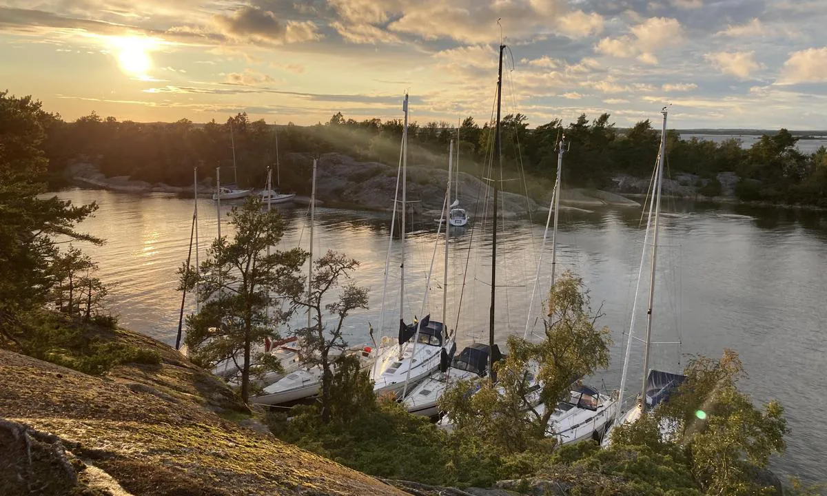 Koxviken - Biskopsön: {"base": "se", "no": "S\u00f8rsiden, mot fjellet", "se": "S\u00f6dra sidan, mot berget", "en": "South side, towards the mountain", "da": "Sydsiden, mod bjerget"}