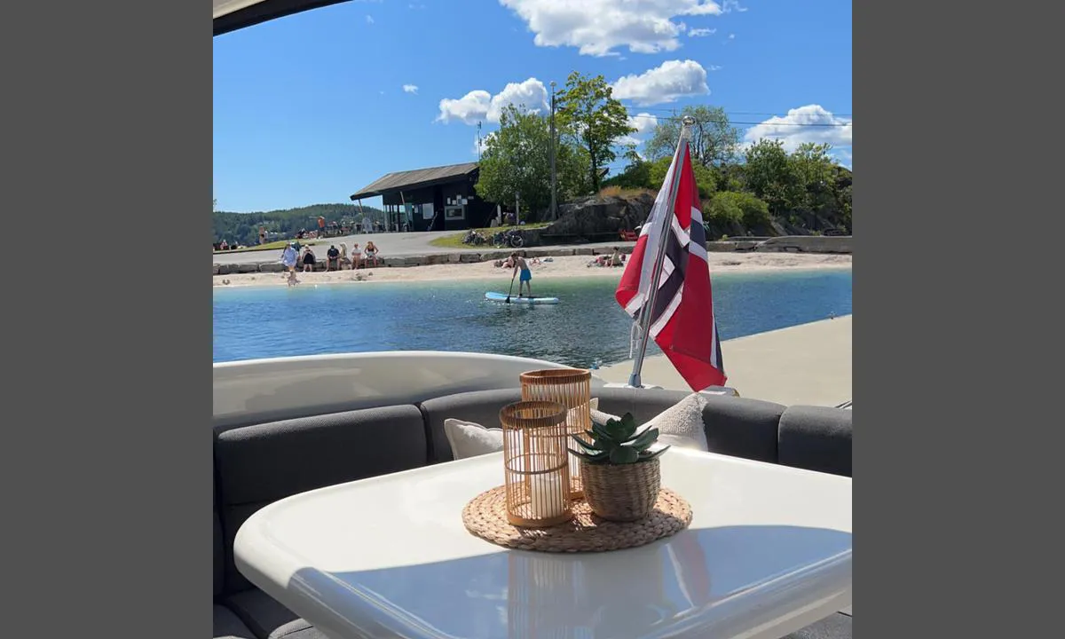 Kragerø Gjestehavn: {"base": "no", "no": "Kritthvit sandstrand p\u00e5 Gunnarsholmen.", "se": "Kritvit sandstrand p\u00e5 Gunnarsholmen.", "en": "Chalk-white sandy beach at Gunnarsholmen.", "da": "Kridt-hvid sandstrand p\u00e5 Gunnarsholmen."}