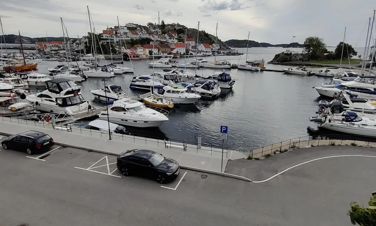 Kragerø Gjestehavn: {"base": "no", "no": "Gunnarsholmen til h\u00f8yre i bildet.", "se": "Gunnarsholmen till h\u00f6ger i bilden.", "en": "Gunnarsholmen to the right in the picture.", "da": "Gunnarsholmen til h\u00f8jre i billedet."}