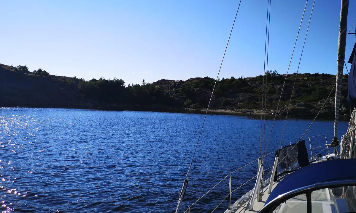Kråkholmarna: {"base": "se", "no": "Tatt mot nordvest liggende midt i viken. Koselig liten plass. En veldig liten strand finnes p\u00e5 den store \u00f8yen.", "se": "Taget mot nord v\u00e4st liggande mitt i viken. Mysigt litet st\u00e4lle. En v\u00e4ldigt liten strand finns p\u00e5 den stora \u00f6n.", "en": "Taken towards the northwest, lying in the middle of the bay. Cozy little place. A very small beach is on the large island.", "da": "Taget mod nordvest liggende midt i bugten. Hyggeligt lille sted. En meget lille strand findes p\u00e5 den store \u00f8."}