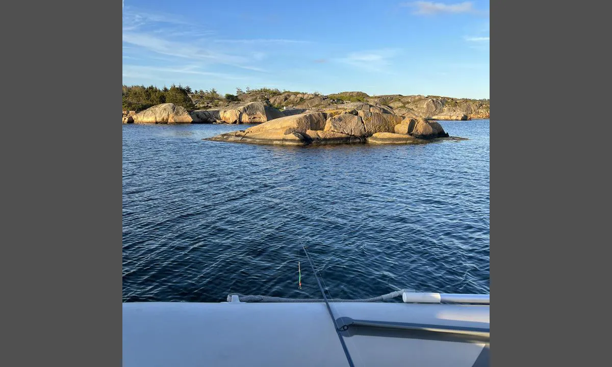 Kråkholmen nord: {"base": "no", "no": "Bolteholmen ligger tvers over sundet. Her er det satt en \u00f8yebolt slik at det er mulig \u00e5 sl\u00e5 et tau over ved d\u00e5rlig v\u00e6r.", "se": "Bolteholmen ligger tv\u00e4rs \u00f6ver sundet. H\u00e4r finns en \u00f6gonbult s\u00e5 att det \u00e4r m\u00f6jligt att sl\u00e5 ett t\u00e5g \u00f6ver vid d\u00e5ligt v\u00e4der.", "en": "Bolteholmen is located across the strait. An eyebolt has been placed here, allowing you to secure a rope in bad weather.", "da": "Bolteholmen ligger p\u00e5 den anden side af sundet. Her er der sat en \u00f8jering, s\u00e5 det er muligt at sl\u00e5 en line over ved d\u00e5rligt vejr."}