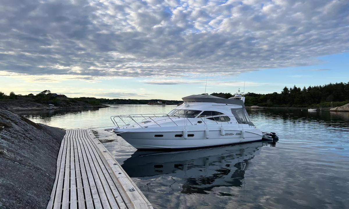 Kråkholmen nord: {"base": "no", "no": "Det er solide \u00f8yebolter i fjell p\u00e5 innsiden av bryggen.", "se": "Det finns solida \u00f6glebultar i berget p\u00e5 insidan av bryggan.", "en": "There are solid mooring bolts in the rock on the inside of the pier.", "da": "Der er solide \u00f8jebolte i klippen p\u00e5 indersiden af broen."}