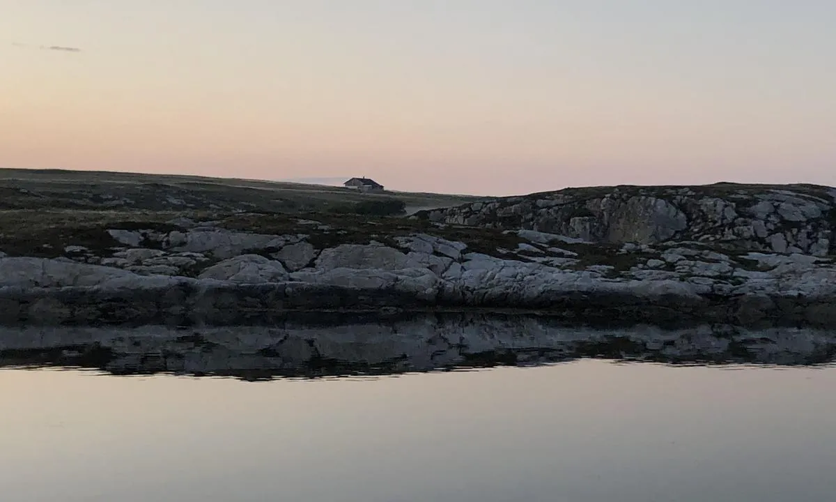 Kråkøybukta: {"base": "no", "no": "Hyggelig liten l\u00e5ve p\u00e5 land nord for ankringsplassen.", "se": "Trevlig liten lada p\u00e5 land norr om ankringsplatsen.", "en": "Pleasant small barn on land north of the anchorage.", "da": "Hyggelig lille lade p\u00e5 land nord for ankerpladsen."}
