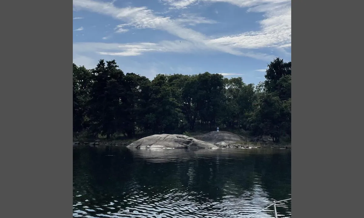 Kråkskär: {"base": "en", "no": "Bolter p\u00e5 nordsiden. Enkle \u00e5 finne med nasjonalpark-skilt.", "se": "Bultar p\u00e5 norra stranden. L\u00e4tta att hitta med Nationalparkskylt.", "en": "Bolts on northern shore. Easy to find with National park sign.", "da": "Bolte p\u00e5 den nordlige kyst. Let at finde med Nationalpark-skilt.", "fr": "Taquets sur la rive nord. Facile \u00e0 trouver gr\u00e2ce au panneau du parc national.", "de": "Bojen an der Nordk\u00fcste. Leicht zu finden dank Nationalpark-Schild.", "es": "Pernos en la costa norte. F\u00e1cil de encontrar con el cartel del Parque Nacional.", "it": "Ormeggi sulla riva nord. Facili da trovare con il cartello del Parco Nazionale.", "pt": "Parafusos na margem norte. F\u00e1cil de encontrar com a placa do Parque Nacional.", "nl": "Beugels aan de noordelijke oever. Gemakkelijk te vinden met het bord van het Nationaal Park.", "pl": "Bolce na p\u00f3\u0142nocnym brzegu. \u0141atwo znale\u017a\u0107 dzi\u0119ki znakowi Parku Narodowego.", "uk": "\u0428\u043f\u0438\u043b\u044c\u043a\u0438 \u043d\u0430 \u043f\u0456\u0432\u043d\u0456\u0447\u043d\u043e\u043c\u0443 \u0431\u0435\u0440\u0435\u0437\u0456. \u041b\u0435\u0433\u043a\u043e \u0437\u043d\u0430\u0439\u0442\u0438 \u0437\u0430 \u043d\u0430\u044f\u0432\u043d\u043e\u0441\u0442\u0456 \u0432\u043a\u0430\u0437\u0456\u0432\u043d\u0438\u043a\u0430 \u043d\u0430 \u043d\u0430\u0446\u0456\u043e\u043d\u0430\u043b\u044c\u043d\u0438\u0439 \u043f\u0430\u0440\u043a.", "ro": "\u015euruburi pe \u0163\u0103rmul nordic. U\u015for de g\u0103sit datorit\u0103 indicatorului Parcului Na\u0163ional.", "tr": "Kuzey k\u0131y\u0131s\u0131nda c\u0131vatalar. Milli park tabelas\u0131 ile kolayca bulunur.", "el": "\u03a0\u03b1\u03c1\u03b1\u03bc\u03ac\u03bd\u03b5\u03c2 \u03c3\u03c4\u03b7 \u03b2\u03cc\u03c1\u03b5\u03b9\u03b1 \u03b1\u03ba\u03c4\u03ae. \u0395\u03cd\u03ba\u03bf\u03bb\u03b1 \u03b5\u03bd\u03c4\u03bf\u03c0\u03af\u03c3\u03b9\u03bc\u03b5\u03c2 \u03bc\u03b5 \u03c0\u03b9\u03bd\u03b1\u03ba\u03af\u03b4\u03b1 \u0395\u03b8\u03bd\u03b9\u03ba\u03bf\u03cd \u03c0\u03ac\u03c1\u03ba\u03bf\u03c5.", "cs": "Zvody na severn\u00edm b\u0159ehu. Snadno k nalezen\u00ed podle zna\u010den\u00ed N\u00e1rodn\u00edho parku.", "hu": "Csapszegek az \u00e9szaki parton. K\u00f6nnyen megtal\u00e1lhat\u00f3 a Nemzeti Park t\u00e1bl\u00e1val.", "fi": "Pultit pohjoisrannalla. Helppo l\u00f6yt\u00e4\u00e4 Kansallispuiston kyltin avulla.", "bg": "\u0411\u043e\u043b\u0442\u043e\u0432\u0435 \u043d\u0430 \u0441\u0435\u0432\u0435\u0440\u043d\u0438\u044f \u0431\u0440\u044f\u0433. \u041b\u0435\u0441\u043d\u043e \u0441\u0435 \u043d\u0430\u043c\u0438\u0440\u0430\u0442 \u0441 \u0442\u0430\u0431\u0435\u043b\u0430 \u043d\u0430 \u041d\u0430\u0446\u0438\u043e\u043d\u0430\u043b\u0435\u043d \u043f\u0430\u0440\u043a.", "sr": "\u010civije na severnoj obali. Lako se pronalaze uz znak Nacionalnog parka.", "et": "Poldid p\u00f5hjapoolsel kaldal. Lihtne leida rahvuspargi m\u00e4rgi j\u00e4rgi.", "lv": "Skavas uz zieme\u013cu krasta. Viegli atrast p\u0113c Nacion\u0101l\u0101 parka z\u012bmes.", "lt": "Kai\u0161teliai \u0161iaurin\u0117je kranto pus\u0117je. Lengva rasti pagal Nacionalinio parko \u017eenkl\u0105."}
