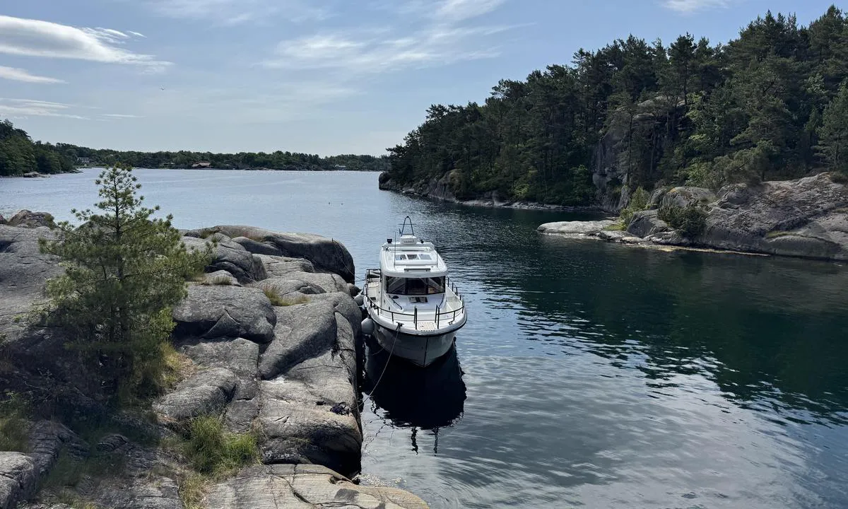 Kraksøya: {"base": "no", "no": "Fin longsideplass en kort jolletur fra Brekkest\u00f8. \r\nGod dybde og gode bolter i fjellet.", "se": "Fin l\u00e5ngsidesplats en kort jollef\u00e4rd fr\u00e5n Brekkest\u00f8.<br>Godt djup och bra bultar i berget.", "en": "Nice alongside berth a short dinghy ride from Brekkest\u00f8.<br>Good depth and strong bolts in the rock.", "da": "Fin longsideplads en kort jolle-tur fra Brekkest\u00f8.<br>God dybde og gode bolter i fjeldet.", "fr": "Amarrez le long du quai \u00e0 une courte distance en annexe de Brekkest\u00f8. Bonne profondeur et bons boulons dans la falaise.", "de": "Finden Sie einen Platz entlang der Kaje, eine kurze Dinghyfahrt von Brekkest\u00f8 entfernt. Gute Tiefe und gute Bolzen im Fels.", "es": "Encuentra un lugar a lo largo del muelle a un corto viaje en bote desde Brekkest\u00f8. Buena profundidad y buenos pernos en la roca.", "it": "Un buon posto lungo il lato a una breve corsa in gommone da Brekkest\u00f8.<br>Buona profondit\u00e0 e buoni bulloni nella roccia.", "pt": "Encontre um lugar ao longo da borda para atracar a uma curta dist\u00e2ncia de bote de Brekkest\u00f8. Boa profundidade e bons parafusos nas rochas.", "nl": "Een langezijde ligplaats, een korte bijboottocht van Brekkest\u00f8.<br>Goede diepte en goede bouten in de rots.", "pl": "Znajd\u017a miejsce wzd\u0142u\u017cne na kr\u00f3tki rejs pontonem z Brekkest\u00f8. Dobra g\u0142\u0119boko\u015b\u0107 i solidne bolce w skale.", "uk": "\u0417\u0440\u0443\u0447\u043d\u0435 \u043c\u0456\u0441\u0446\u0435 \u0443\u0437\u0434\u043e\u0432\u0436 \u043f\u0440\u0438\u0441\u0442\u0430\u043d\u0456, \u043d\u0435\u0434\u0430\u043b\u0435\u043a\u043e \u0432\u0456\u0434 \u0411\u0440\u0435\u043a\u043a\u0435\u0441\u0442\u0451 \u043d\u0430 \u043a\u043e\u0440\u043e\u0442\u043a\u0443 \u043f\u043e\u0457\u0437\u0434\u043a\u0443 \u043d\u0430 \u0448\u043b\u044e\u043f\u0446\u0456. \u0425\u043e\u0440\u043e\u0448\u0430 \u0433\u043b\u0438\u0431\u0438\u043d\u0430 \u0442\u0430 \u043d\u0430\u0434\u0456\u0439\u043d\u0456 \u0430\u043d\u043a\u0435\u0440\u0438 \u0432 \u0441\u043a\u0435\u043b\u0456.", "ro": "Loc bun pe lateral, la o scurt\u0103 plimbare cu barca de la Brekkest\u00f8. Ad\u00e2ncime bun\u0103 \u0219i \u0219uruburi solide \u00een st\u00e2nc\u0103.", "tr": "Brekkest\u00f8'den k\u0131sa bir bot turuyla ula\u015fabilece\u011finiz iyi bir yana\u015fma yeri. \u0130yi derinlik ve kayalarda sa\u011flam demirler.", "el": "\u0392\u03c1\u03b5\u03af\u03c4\u03b5 \u03b8\u03ad\u03c3\u03b7 \u03b1\u03b3\u03ba\u03c5\u03c1\u03bf\u03b2\u03cc\u03bb\u03b7\u03c3\u03b7\u03c2 \u03ba\u03b1\u03c4\u03ac \u03bc\u03ae\u03ba\u03bf\u03c2 \u03c3\u03b5 \u03bc\u03b9\u03ba\u03c1\u03ae \u03b1\u03c0\u03cc\u03c3\u03c4\u03b1\u03c3\u03b7 \u03bc\u03b5 \u03b2\u03ac\u03c1\u03ba\u03b1 \u03b1\u03c0\u03cc \u03c4\u03bf \u039c\u03c0\u03c1\u03b5\u03ba\u03b5\u03c3\u03c4\u03ce.<br>\u039a\u03b1\u03bb\u03ae \u03b2\u03ac\u03b8\u03bf\u03c2 \u03ba\u03b1\u03b9 \u03b3\u03b5\u03c1\u03ac \u03bc\u03c0\u03bf\u03c5\u03bb\u03cc\u03bd\u03b9\u03b1 \u03c3\u03c4\u03bf \u03b2\u03c1\u03ac\u03c7\u03bf.", "cs": "Dobr\u00e9 m\u00edsto pro kotven\u00ed s dlouh\u00fdm molem, jen kr\u00e1tk\u00e1 plavba na \u010dlunu od Brekkest\u00f8. Dobr\u00e1 hloubka a pevn\u00e9 kotevn\u00ed body ve skal\u00e1ch.", "hu": "J\u00f3 hosszanti kik\u00f6t\u0151hely, r\u00f6vid cs\u00f3nak\u00fatra Brekkest\u00f8-t\u0151l. J\u00f3 m\u00e9lys\u00e9g \u00e9s j\u00f3 bolter a szikl\u00e1ban.", "fi": "Hyv\u00e4 kylkikiinnityspaikka lyhyen jollamatkan p\u00e4\u00e4ss\u00e4 Brekkest\u00f8st\u00e4. Hyv\u00e4 syvyys ja hyv\u00e4t kiinnityspultit kalliossa.", "bg": "\u0423\u0434\u043e\u0431\u043d\u043e \u043c\u044f\u0441\u0442\u043e \u0437\u0430 \u0430\u043a\u043e\u0441\u0442\u0438\u0440\u0430\u043d\u0435 \u043d\u0430 \u0431\u043b\u0438\u0437\u043a\u043e \u0440\u0430\u0437\u0441\u0442\u043e\u044f\u043d\u0438\u0435 \u0441 \u043b\u043e\u0434\u043a\u0430 \u043e\u0442 Brekkest\u00f8.<br>\u0414\u043e\u0431\u0440\u0430 \u0434\u044a\u043b\u0431\u043e\u0447\u0438\u043d\u0430 \u0438 \u0437\u0434\u0440\u0430\u0432\u0438 \u0431\u043e\u043b\u0442\u043e\u0432\u0435 \u0432 \u0441\u043a\u0430\u043b\u0430\u0442\u0430.", "sr": "\u0414\u043e\u0431\u0440\u043e \u043c\u0435\u0441\u0442\u043e \u0443\u0437 \u043e\u0431\u0430\u043b\u0443, \u043d\u0435\u0434\u0430\u043b\u0435\u043a\u043e \u0432\u043e\u0436\u045a\u043e\u043c \u0447\u0430\u043c\u0446\u0435\u043c \u043e\u0434 Brekkest\u00f8. \u0414\u043e\u0431\u0440\u0430 \u0434\u0443\u0431\u0438\u043d\u0430 \u0438 \u0434\u043e\u0431\u0440\u0438 \u043a\u043b\u0438\u043d\u043e\u0432\u0438 \u0443 \u0441\u0442\u0435\u043d\u0430\u043c\u0430.", "et": "Leia kai \u00e4\u00e4rne koht l\u00fchikese paadis\u00f5idu kaugusel Brekkest\u00f8st. Hea s\u00fcgavus ja head poldid kaljus.", "lv": "Gar\u0101 mala st\u0101vvieta \u012bsa laivas brauciena att\u0101lum\u0101 no Brekkest\u00f8. Laba dzi\u013cuma un labas stiprin\u0101\u0161anas radzes klint\u012bs.", "lt": "Raskite \u0161onin\u0119 viet\u0105 netoli Brekkest\u00f8, kur galima priplaukti trumpa valtele. Gylis tinkamas, o uolos gerai pritvirtintos."}