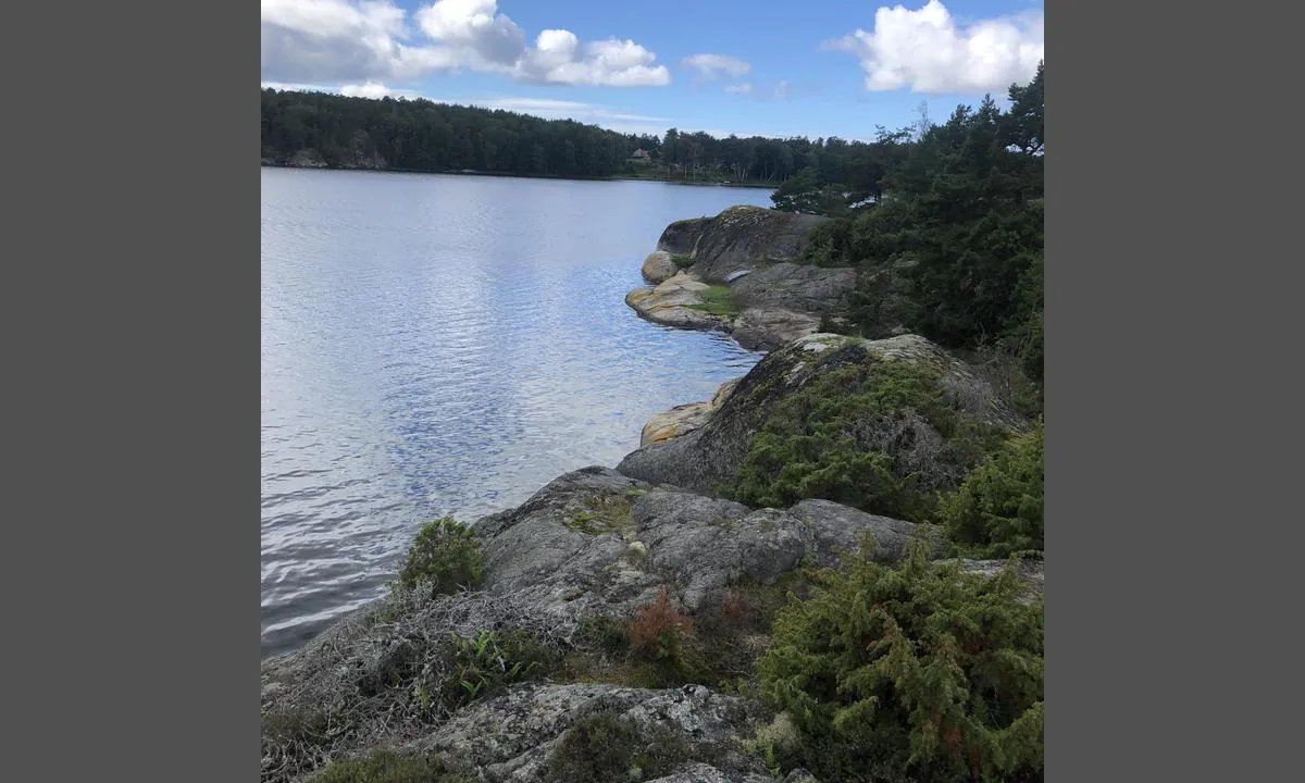 Kranseholmen - Tjärnö: Fleire bolter langs fjellet. Kan ligge longside eller med dregg og baugen mot land