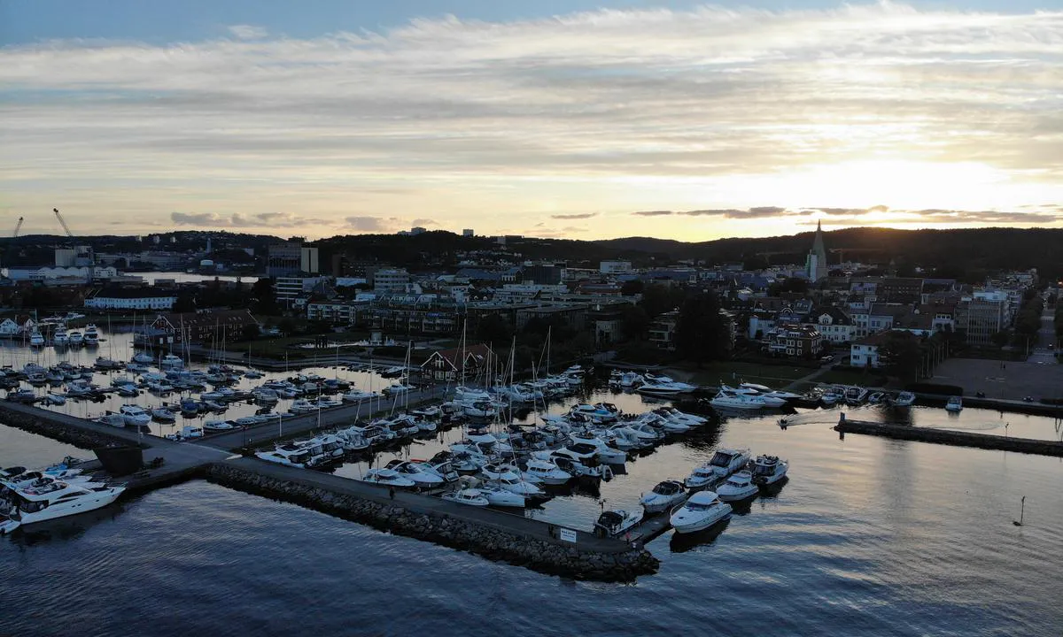 {"base": "no", "no": "Kristiansand havn by night.", "se": "Kristiansand hamn by night.", "en": "Kristiansand harbor by night.", "da": "Kristiansand havn om natten."}