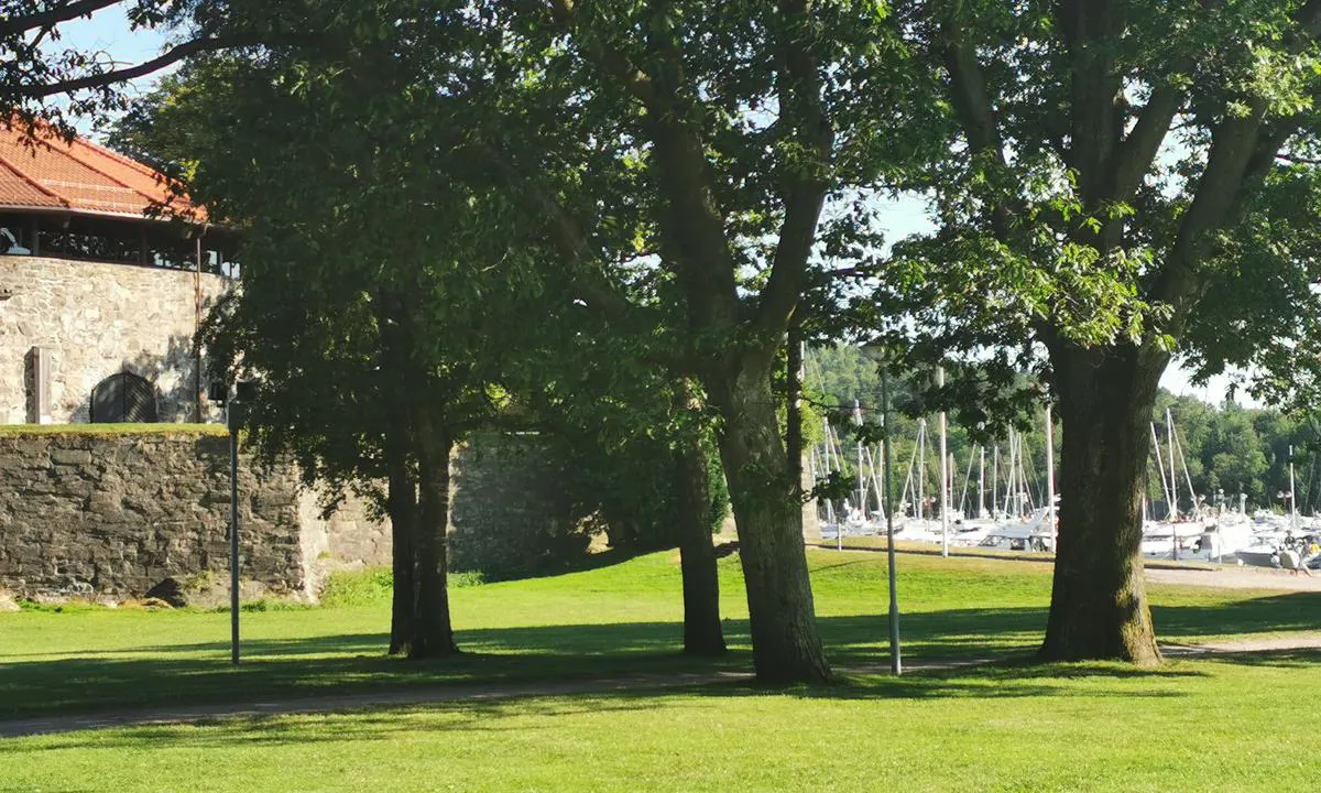 Kristiansand Gjestehavn: {"base": "no", "no": "Christianholms festning rett ved b\u00e5thavna.", "se": "Christianholms f\u00e4stning r\u00e4tt vid b\u00e5thamnen.", "en": "Christianholm Fortress right next to the marina.", "da": "Christianholm f\u00e6stning lige ved b\u00e5dhavnen."}