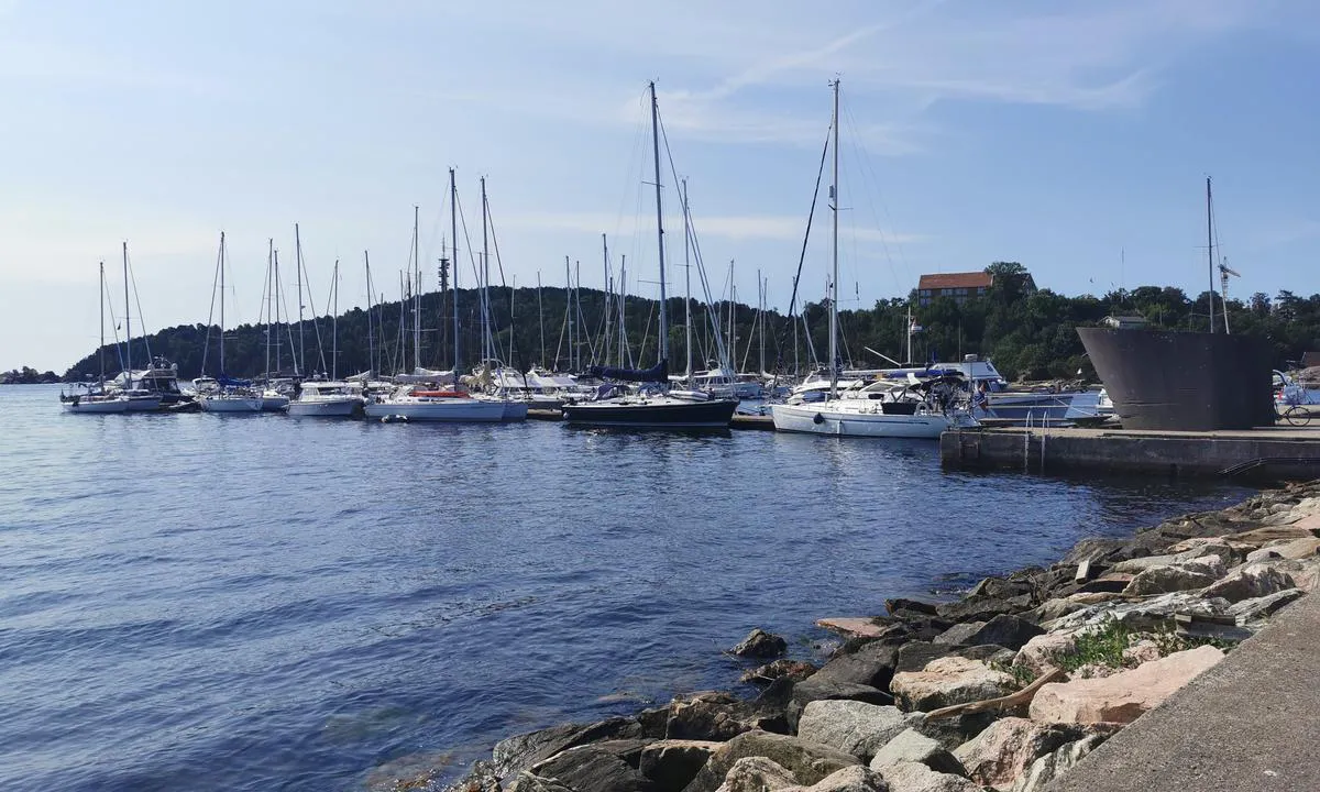 Kristiansand Gjestehavn: På ytterste molo er det liner man må plukke opp fra brygga for å trekke opp akterfortøyning. Med litt hjelp fra brygga eller en båtshake går det greit. Bare kjør rolig inn med baug eller hekk. Deretter to liner til kraftige fortøyningsanordninger på brhgga