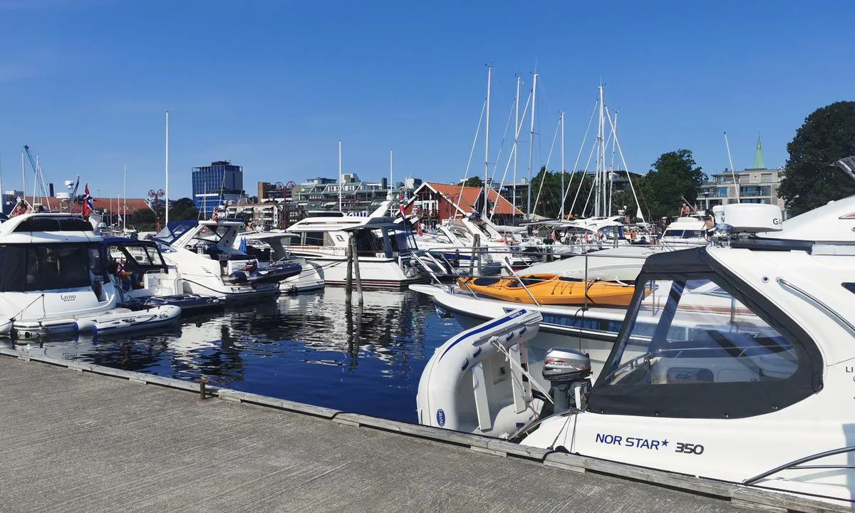 Kristiansand Gjestehavn: {"base": "no", "no": "Innenfor mollen ligger man i b\u00e5s eller longside", "se": "Innanf\u00f6r piren ligger man i b\u00e5s eller l\u00e5ngsida", "en": "Inside the breakwater, one can moor in a berth or alongside", "da": "Indenfor molen ligger man i b\u00e5se eller langsides"}