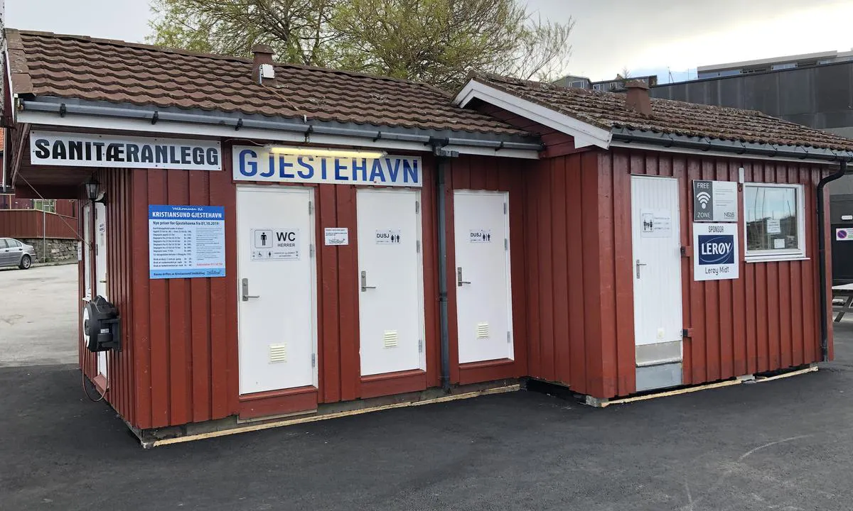Kranaskjæret Gjestehavn Kristiansund: {"base": "no", "no": "Rett inn p\u00e5 landsiden finner du servicebygget til Kristiansund Gjestehavn. Her er det toaletter, dusjer og vaskemaskin/t\u00f8rketrommel. Til dusjene trenger du 20kr mynter og til vaskemaskin/t\u00f8rketrommel trenger du poletter. Polettene kj\u00f8per du av havnevaktene.", "se": "Direkt in p\u00e5 landsidan hittar du servicebyggnaden vid Kristiansunds G\u00e4sthamn. H\u00e4r finns toaletter, duschar och tv\u00e4ttmaskin/torktumlare. Till duscharna beh\u00f6ver du 20 kr mynt och till tv\u00e4ttmaskin/torktumlare beh\u00f6ver du poletter. Polettarna k\u00f6per du av hamnvakterna.", "en": "Right on the landside, you will find the service building for Kristiansund Guest Harbor. Here you will find toilets, showers, and a washer/dryer. For the showers, you need 20kr coins, and for the washer/dryer, you need tokens. The tokens can be purchased from the harbor guards.", "da": "Lige ind p\u00e5 landsiden finder du servicebygningen til Kristiansund G\u00e6stehavn. Her er der toiletter, brusebade og vaskemaskine/t\u00f8rretumbler. Til bruserne skal du bruge 20kr m\u00f8nter, og til vaskemaskine/t\u00f8rretumbler skal du bruge poletter. Poletterne k\u00f8ber du af havnevagterne."}