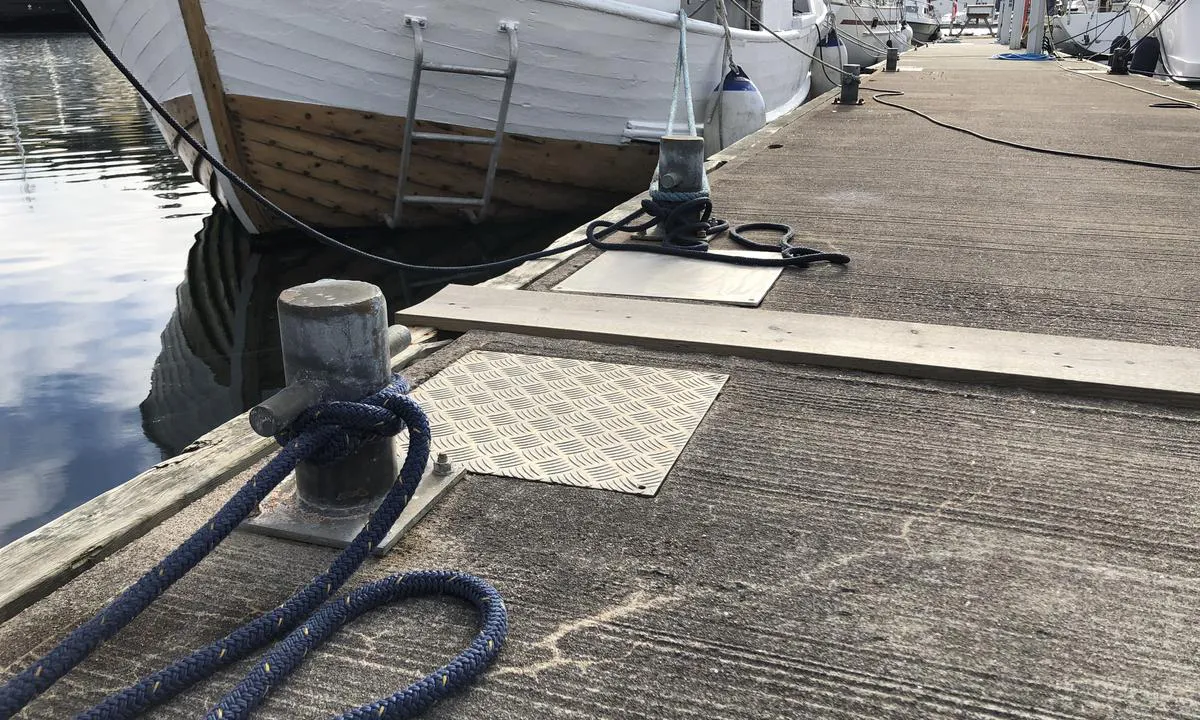 Kranaskjæret Gjestehavn Kristiansund: {"base": "no", "no": "Det er solide pullerter \u00e5 fort\u00f8ye i p\u00e5 bryggene i Kristiansund Gjestehavn.\r\n.", "se": "Det finns rej\u00e4la pollare att f\u00f6rt\u00f6ja vid p\u00e5 bryggorna i Kristiansund G\u00e4sthamn.", "en": "There are solid bollards for mooring at the docks in Kristiansund Guest Harbor.", "da": "Der er solide pullerter at fort\u00f8je til p\u00e5 broerne i Kristiansund G\u00e6stehavn."}
