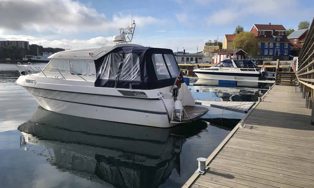 Kranaskjæret Gjestehavn Kristiansund: {"base": "no", "no": "Du finner ogs\u00e5 noen b\u00e5ser som man kan fort\u00f8ye i. Det g\u00e5r gjerne tre b\u00e5ter i bredden, slik at den midterste b\u00e5ten fort\u00f8yer via de to p\u00e5 siden.", "se": "Du hittar ocks\u00e5 n\u00e5gra b\u00e5s som man kan f\u00f6rt\u00f6ja i. Det g\u00e5r g\u00e4rna tre b\u00e5tar i bredden, s\u00e5 att den mittersta b\u00e5ten f\u00f6rt\u00f6jer via de tv\u00e5 p\u00e5 sidan.", "en": "You will also find some berths where you can moor. Usually, there are three boats side by side, so that the middle boat moors through the two on the sides.", "da": "Du finder ogs\u00e5 nogle b\u00e5se, som man kan fort\u00f8je i. Det g\u00e5r gerne tre b\u00e5de i bredden, s\u00e5dan at den midterste b\u00e5d fort\u00f8jer via de to p\u00e5 siden."}