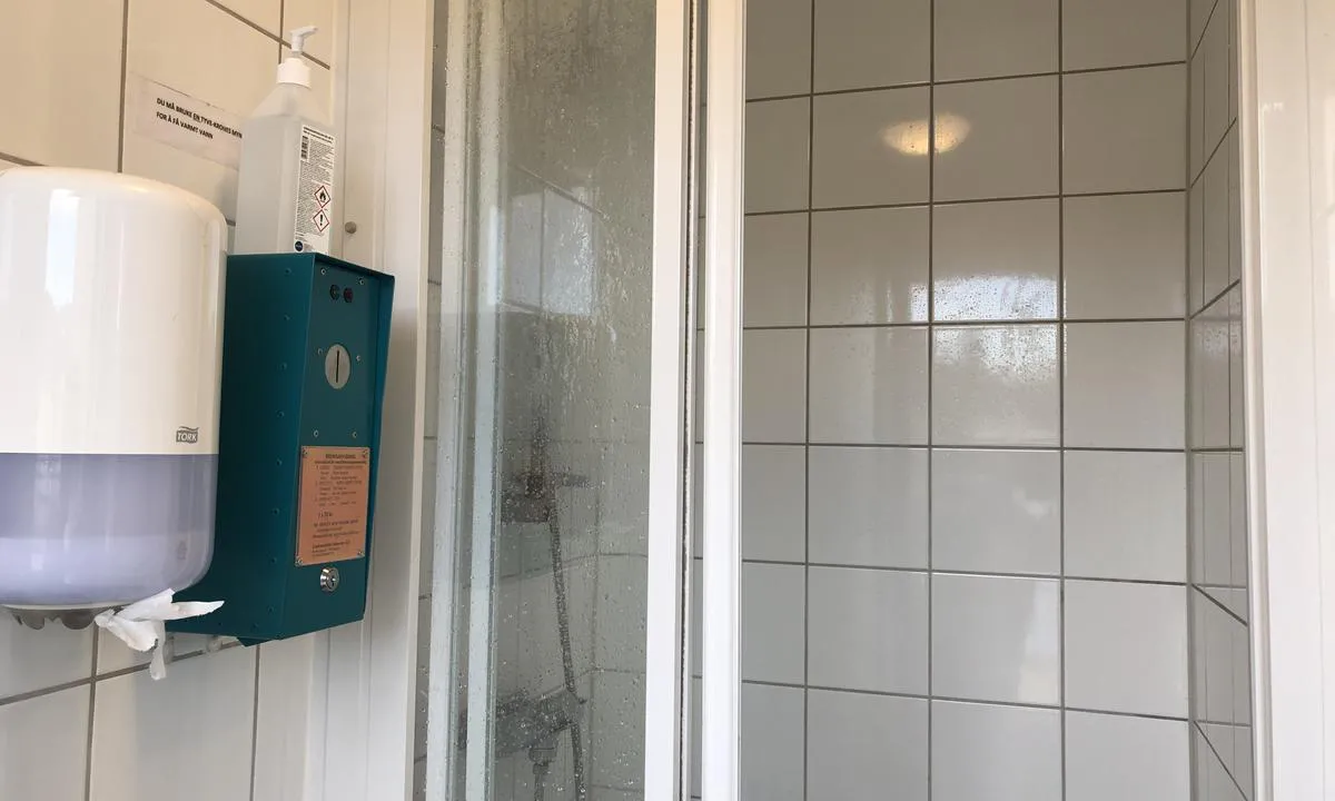 Kranaskjæret Gjestehavn Kristiansund: Du får varmtvann i dusjen med 20kr mynt. Dusjer og toalettene blir jevnlig vasket (mai 2021).