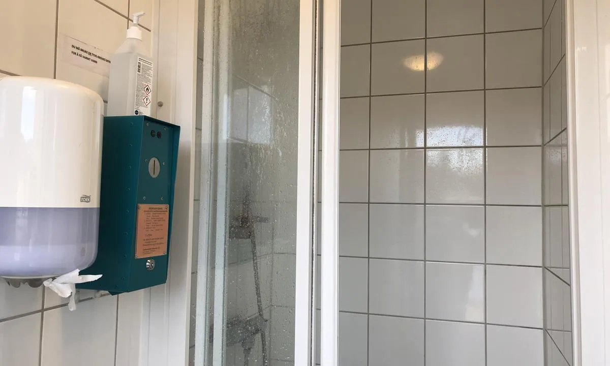 Kranaskjæret Gjestehavn Kristiansund: {"base": "no", "no": "Du f\u00e5r varmtvann i dusjen med 20kr mynt. Dusjer og toalettene blir jevnlig vasket (mai 2021).", "se": "Du f\u00e5r varmvatten i duschen med ett 20-kronorsmynt. Duscharna och toaletterna st\u00e4das regelbundet (maj 2021).", "en": "You get hot water in the shower with a 20 NOK coin. Showers and toilets are cleaned regularly (May 2021).", "da": "Du f\u00e5r varmt vand i bruseren med 20kr m\u00f8nt. Brusere og toiletterne bliver regelm\u00e6ssigt rengjort (maj 2021)."}