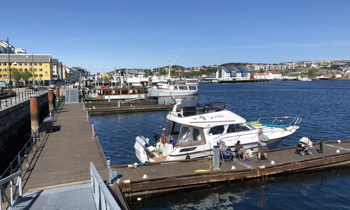 {"base": "no", "no": "Gjestehavna i Kristiansund Sentrum best\u00e5r av en langsg\u00e5ende flytebrygge med tre utstikkere. Man fort\u00f8yer longside.", "se": "G\u00e4sthamnen i Kristiansund Centrum best\u00e5r av en l\u00e5ngg\u00e5ende flytbrygga med tre utstickare. Man f\u00f6rt\u00f6jer l\u00e5ngsides.", "en": "The guest harbor in Kristiansund Center consists of a longitudinal floating dock with three outcroppings. One moors alongside.", "da": "G\u00e6stehavnen i Kristiansund Centrum best\u00e5r af en langsg\u00e5ende flydebro med tre udriggere. Man fort\u00f8jer langside."}