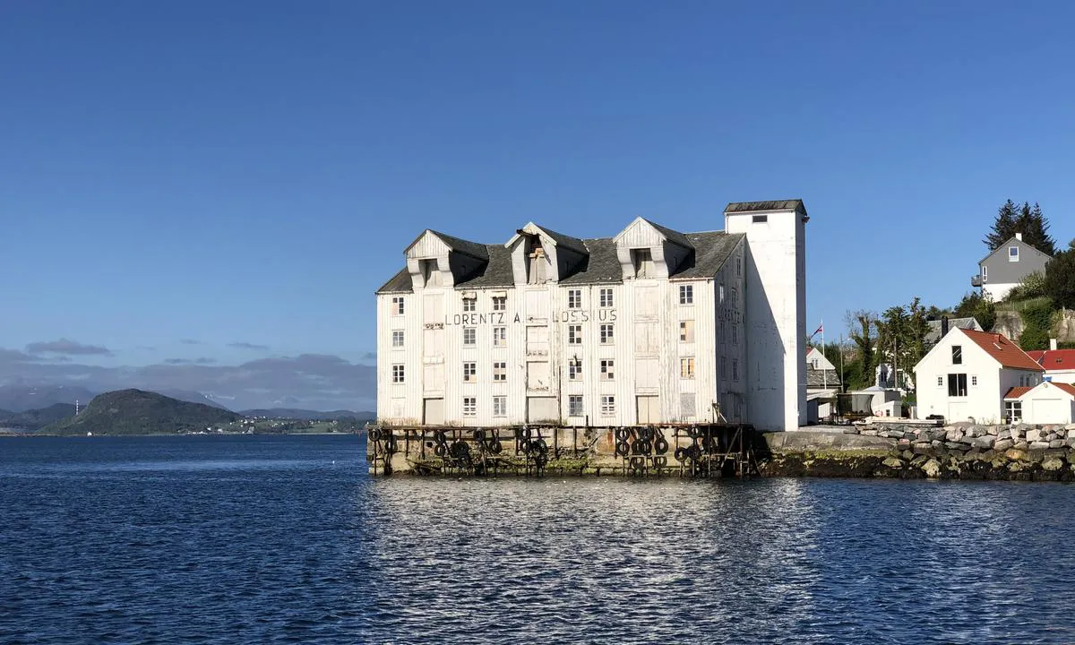 {"base": "no", "no": "Kristansund har en stolt maritim historie, men dessverre er mange av de historiske bygningene i d\u00e5rlig forfatning.  Her er Lorenz A Lossius brygga som ligger syd\u00f8st p\u00e5 Innlandet.", "se": "Kristiansund har en stolt maritim historia, men tyv\u00e4rr \u00e4r m\u00e5nga av de historiska byggnaderna i d\u00e5ligt skick. H\u00e4r \u00e4r Lorenz A Lossius bryggan som ligger sydost p\u00e5 Innlandet.", "en": "Kristansund has a proud maritime history, but unfortunately many of the historic buildings are in poor condition. Here is the Lorenz A Lossius pier which is located southeast on Innlandet.", "da": "Kristiansund har en stolt maritim historie, men desv\u00e6rre er mange af de historiske bygninger i d\u00e5rlig stand. Her er Lorenz A Lossius pakhuset, som ligger syd\u00f8st p\u00e5 Innlandet."}