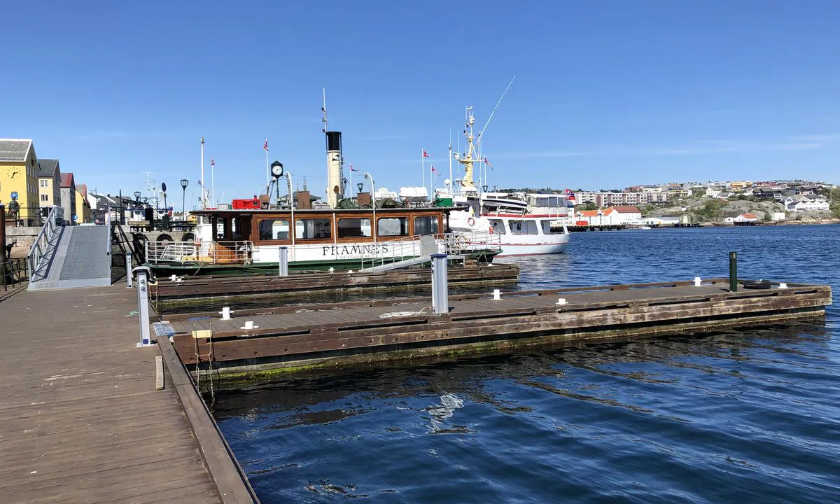 Kristiansund Gjestehavn - Sentrum: Det er strøm, vann og pullerter på flytebrygga i gjestehavna i Kristansund Sentrum.
