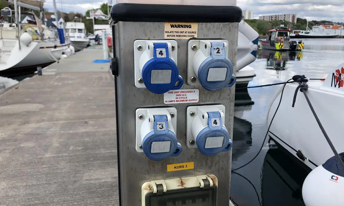 Kranaskjæret Gjestehavn Kristiansund: {"base": "no", "no": "Kristiansund Gjestehavn har landstr\u00f8m hvor man bruker de klassisk runde kontaktene. Det er flest uttak p\u00e5 flytebrygga som stikker ut i havna.", "se": "Kristiansund G\u00e4sthamn har landstr\u00f6m d\u00e4r man anv\u00e4nder de klassiska runda kontakterna. Det finns flest uttag p\u00e5 flytbryggan som sticker ut i hamnen.", "en": "Kristiansund Guest Harbor has shore power where one uses the classic round plugs. There are the most outlets on the floating dock that extends into the harbor.", "da": "Kristiansund G\u00e6stehavn har landstr\u00f8m, hvor man bruger de klassiske runde stik. Der er flest udtag p\u00e5 flydebroen, som stikker ud i havnen."}