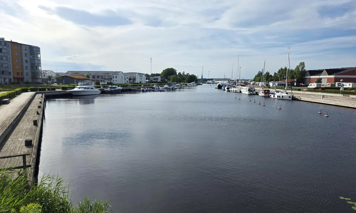 Kristinehamn: {"base": "no", "no": "Gjestehavn p\u00e5 begge sider av elven.", "se": "G\u00e4sthamn p\u00e5 b\u00e5da sidor av floden.", "en": "Guest harbor on both sides of the river.", "da": "G\u00e6stehavn p\u00e5 begge sider af floden.", "fr": "Port de plaisance des deux c\u00f4t\u00e9s de la rivi\u00e8re.", "de": "G\u00e4stehafen auf beiden Seiten des Flusses.", "es": "Puerto de invitados en ambos lados del r\u00edo.", "it": "Porto per ospiti su entrambi i lati del fiume.", "pt": "Marina de visitantes em ambos os lados do rio.", "nl": "Jachthaven aan beide zijden van de rivier.", "pl": "Przysta\u0144 go\u015bcinna po obu stronach rzeki.", "uk": "\u0413\u043e\u0441\u0442\u044c\u043e\u0432\u0430 \u0433\u0430\u0432\u0430\u043d\u044c \u0437 \u043e\u0431\u043e\u0445 \u0441\u0442\u043e\u0440\u0456\u043d \u0440\u0456\u0447\u043a\u0438.", "ro": "Port de agrement pe ambele maluri ale r\u00e2ului.", "tr": "Nehir kenar\u0131n\u0131n her iki taraf\u0131nda misafir liman\u0131.", "el": "\u039c\u03b1\u03c1\u03af\u03bd\u03b1 \u03b5\u03c0\u03b9\u03c3\u03ba\u03b5\u03c0\u03c4\u03ce\u03bd \u03ba\u03b1\u03b9 \u03c3\u03c4\u03b9\u03c2 \u03b4\u03cd\u03bf \u03c0\u03bb\u03b5\u03c5\u03c1\u03ad\u03c2 \u03c4\u03bf\u03c5 \u03c0\u03bf\u03c4\u03b1\u03bc\u03bf\u03cd.", "cs": "P\u0159\u00edstav pro hosty na obou stran\u00e1ch \u0159eky.", "hu": "Vend\u00e9ghaj\u00f3 \u00e1llom\u00e1s a foly\u00f3 mindk\u00e9t oldal\u00e1n.", "fi": "Vierasvenesatama joen molemmin puolin.", "bg": "\u041f\u0440\u0438\u0441\u0442\u0430\u043d\u0438\u0449\u0435 \u0437\u0430 \u0433\u043e\u0441\u0442\u0438 \u043e\u0442 \u0434\u0432\u0435\u0442\u0435 \u0441\u0442\u0440\u0430\u043d\u0438 \u043d\u0430 \u0440\u0435\u043a\u0430\u0442\u0430.", "sr": "\u041f\u0440\u0438\u0432\u0435\u0437\u0438\u0448\u0442\u0435 \u0437\u0430 \u0433\u043e\u0441\u0442\u0435 \u0441\u0430 \u043e\u0431\u0435 \u0441\u0442\u0440\u0430\u043d\u0435 \u0440\u0435\u043a\u0435.", "et": "K\u00fclalissadam m\u00f5lemal pool j\u00f5ge.", "lv": "Viesu osta ab\u0101s upes pus\u0113s.", "lt": "Sve\u010diu prieplaukos abiejose up\u0117s pus\u0117se."}